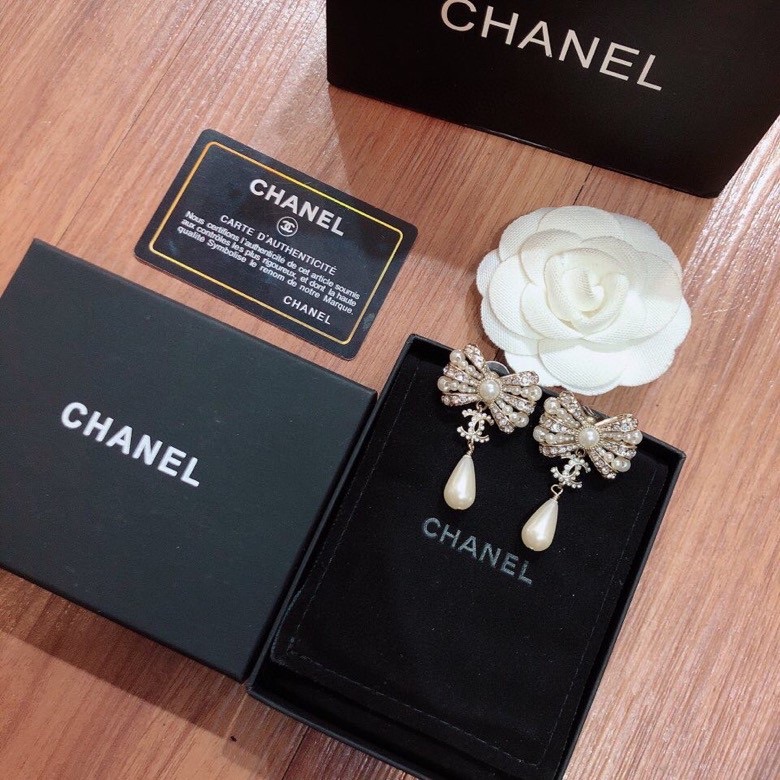 TOP CHANEL Pearl Bow Earrings