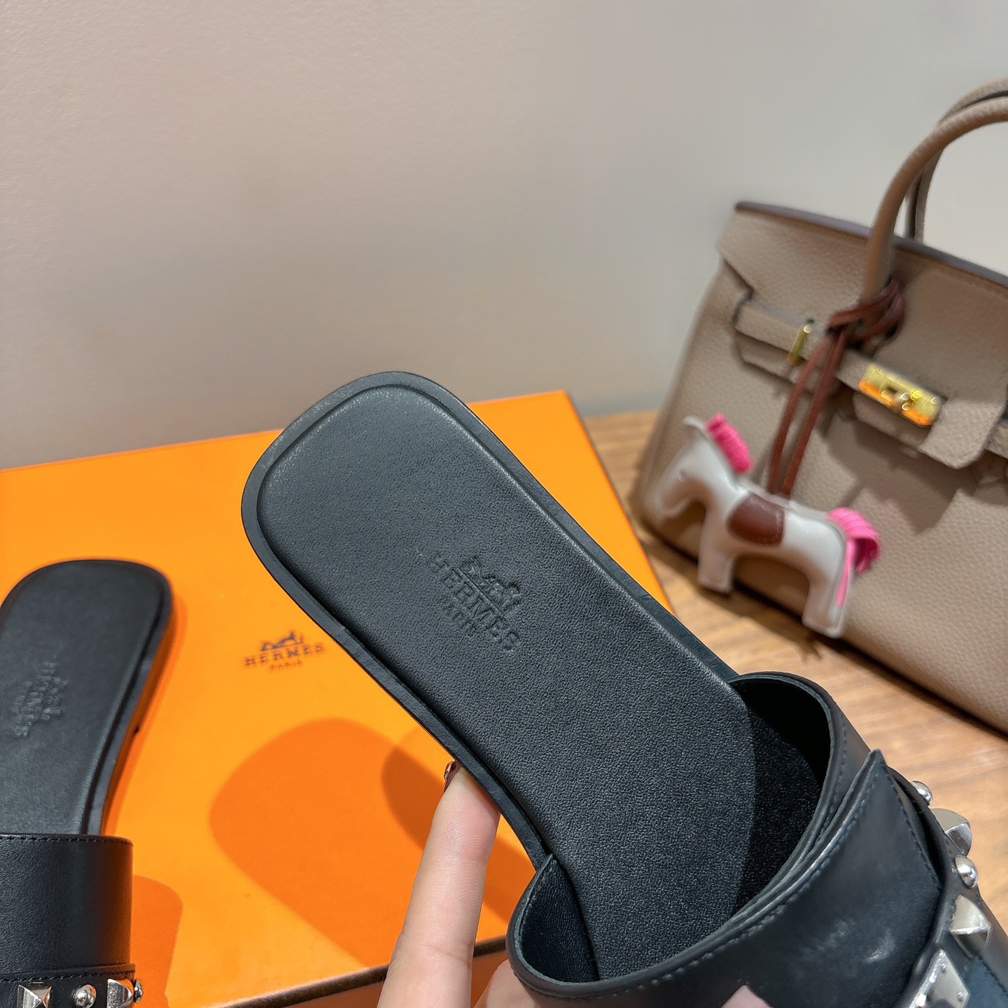 TOP HERMES Slippers- Black