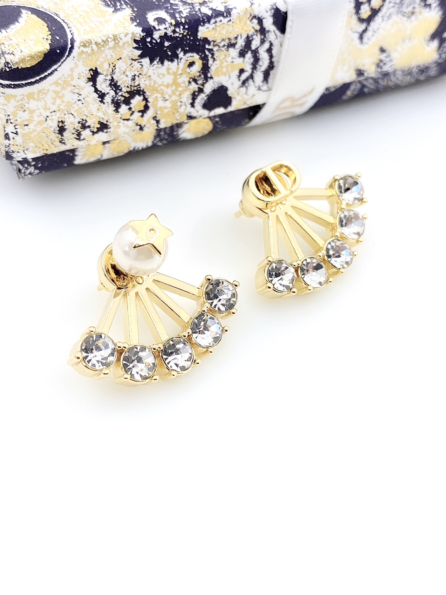 TOP Christian Dior Size Pearl and Aiamond Earrings - Gold