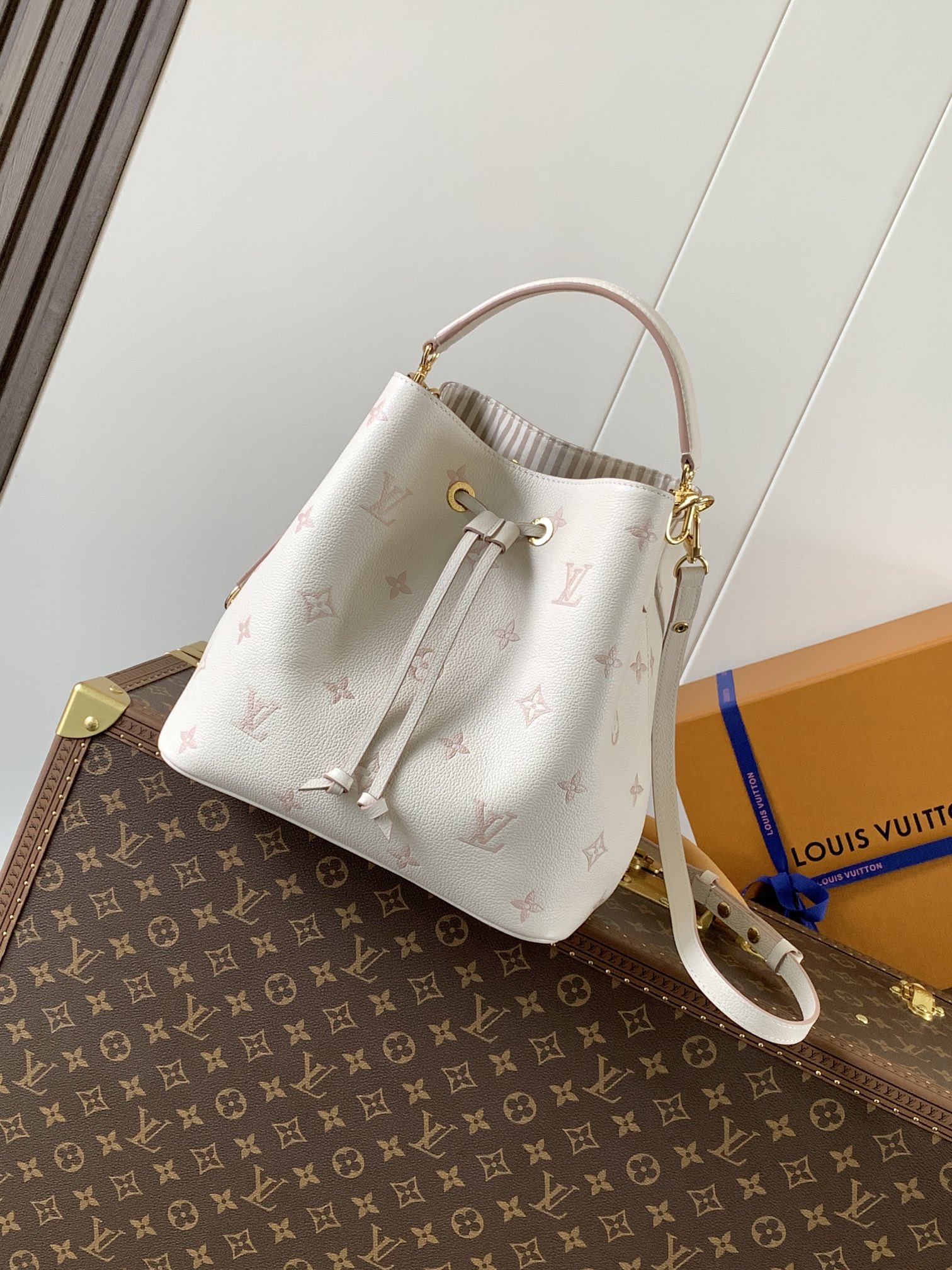 TOP Louis Vuitton LV NeoNoe Medium-Sized Handbag 26*17.5*26cm - White