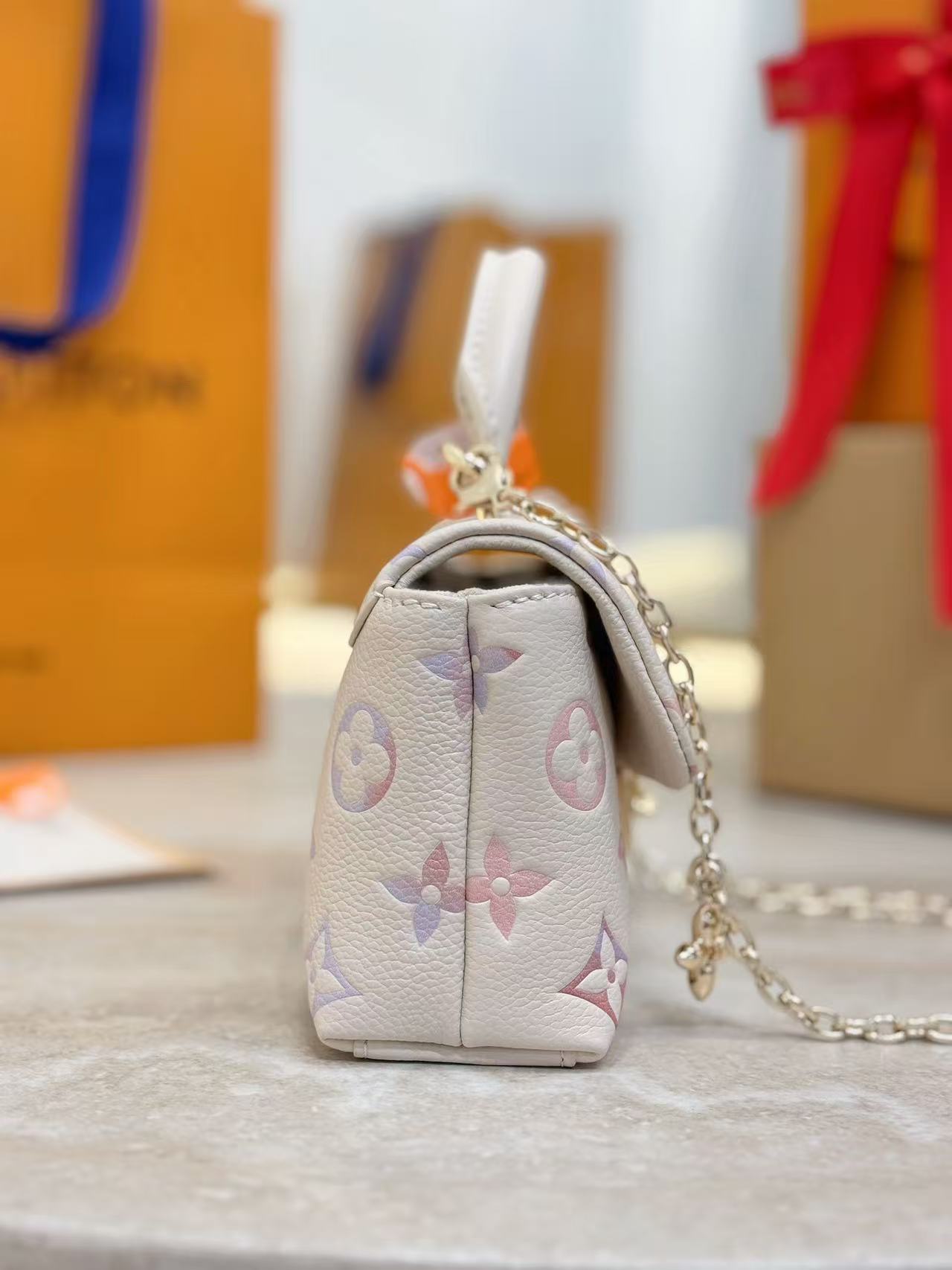 TOP Louis Vuitton LV Nano Madeleine Bag Monogram Empreinte Leather 21× 12.5 × 6cm - Beige