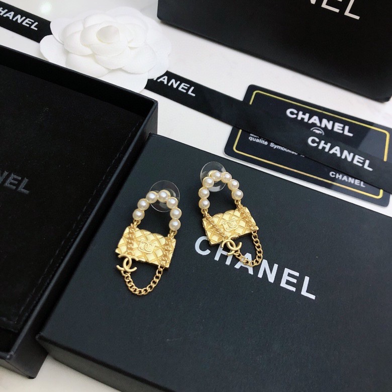 TOP CHANEL Double C Pearl Bag Stud Earrings