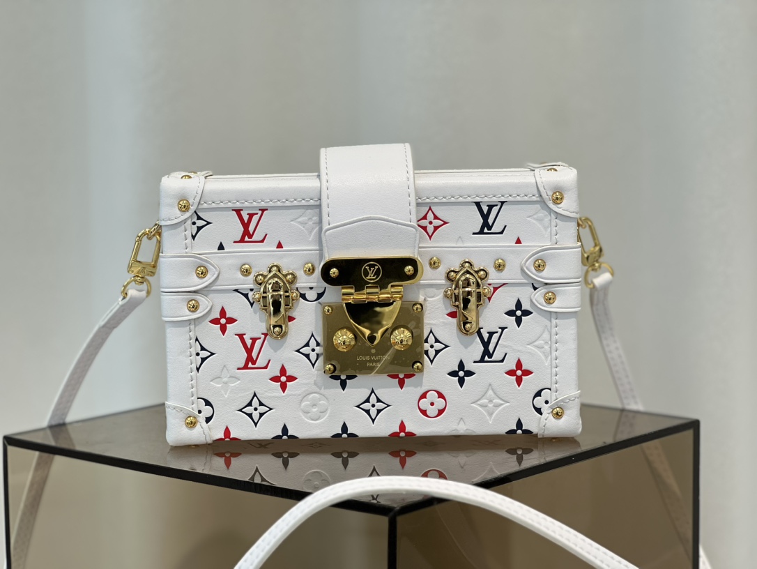 TOP Louis Vuitton LV  Monogram PETITE MALLE Boxes Handbag 20 x 12.5 x 6 cm  - White
