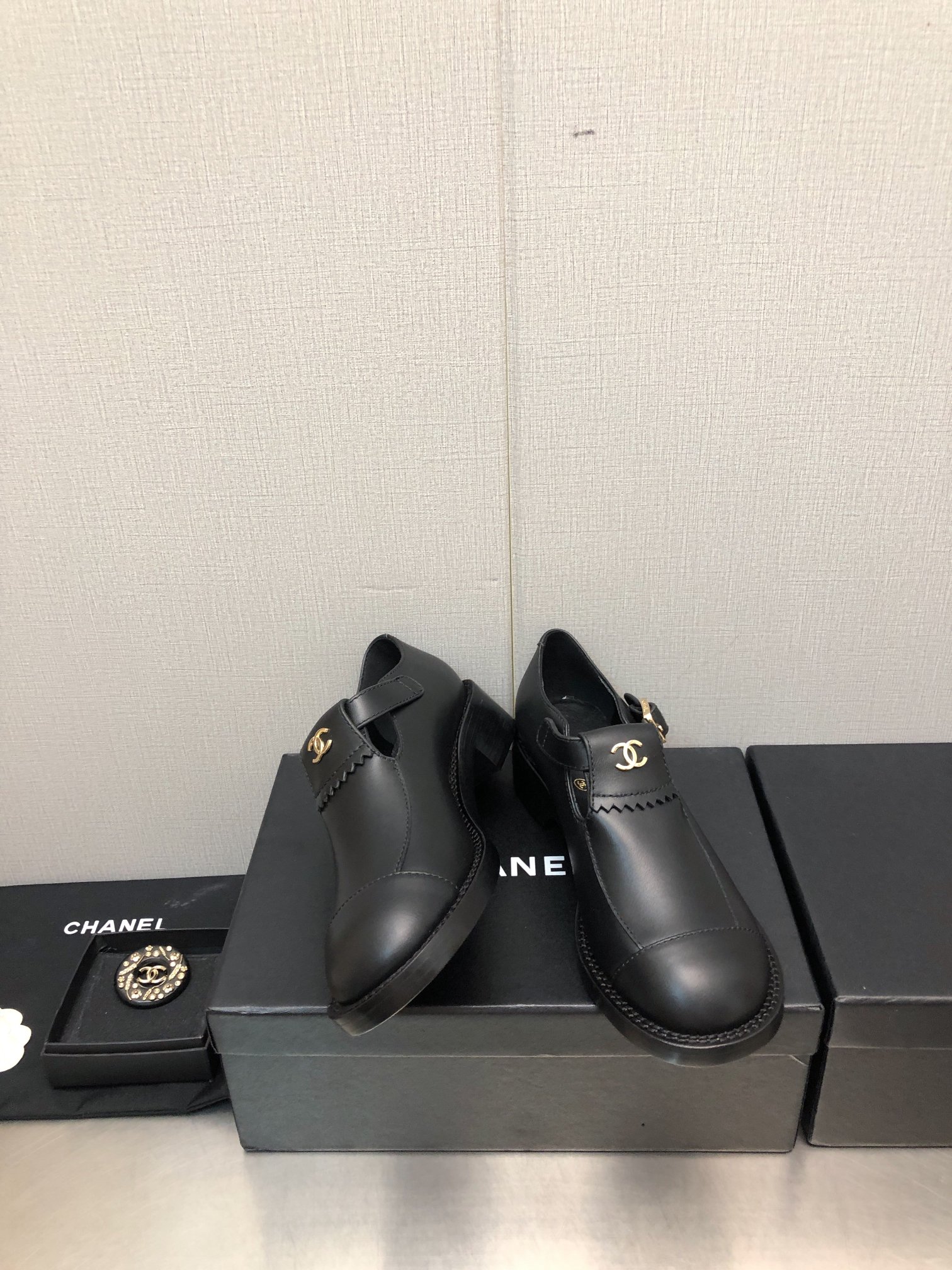 TOP CHANEL Flats with CC Logo - 3 Color