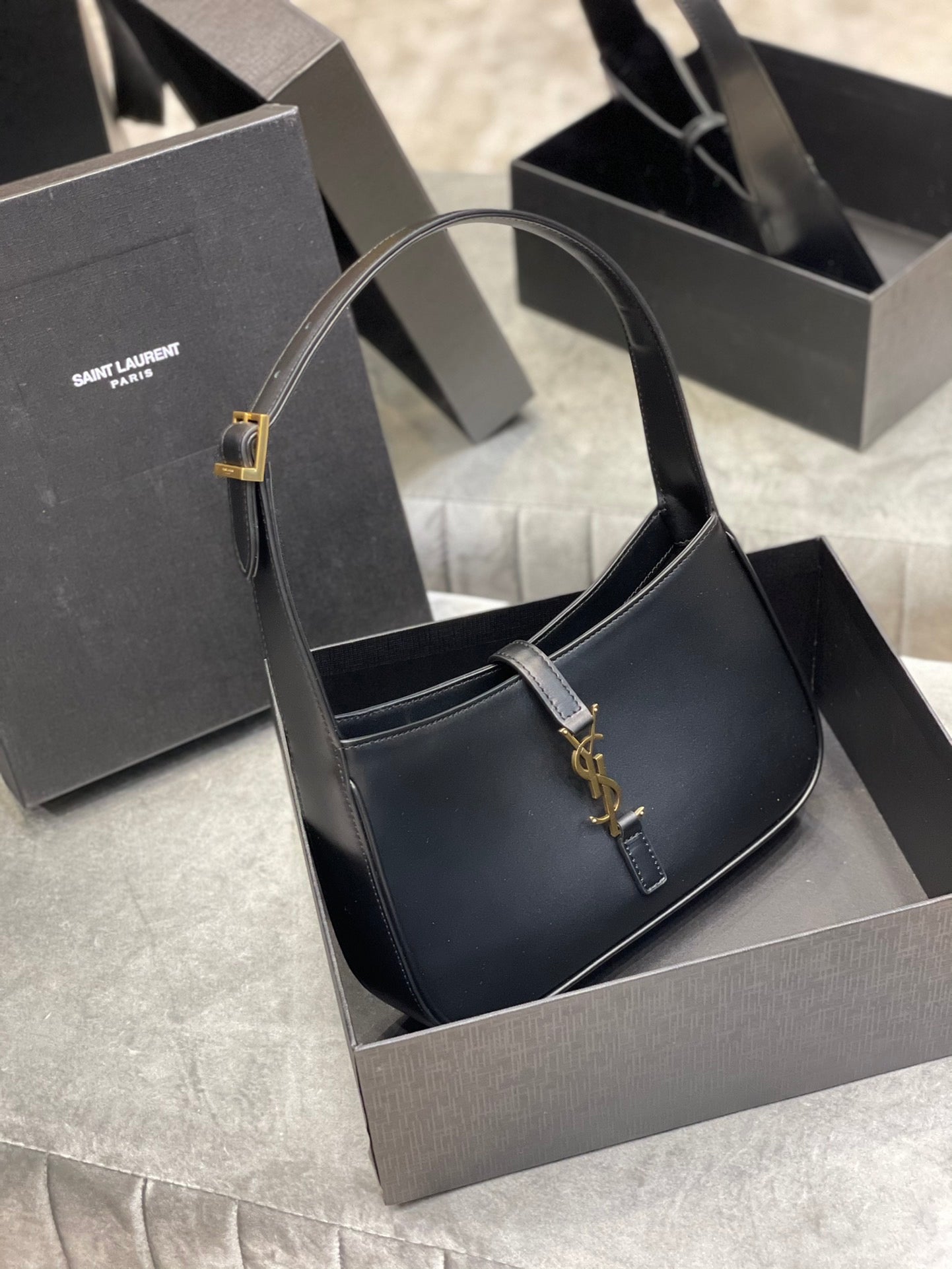TOP Yves Saint Laurent YSL Le 5A7 Shoulder Bag - Black GHW