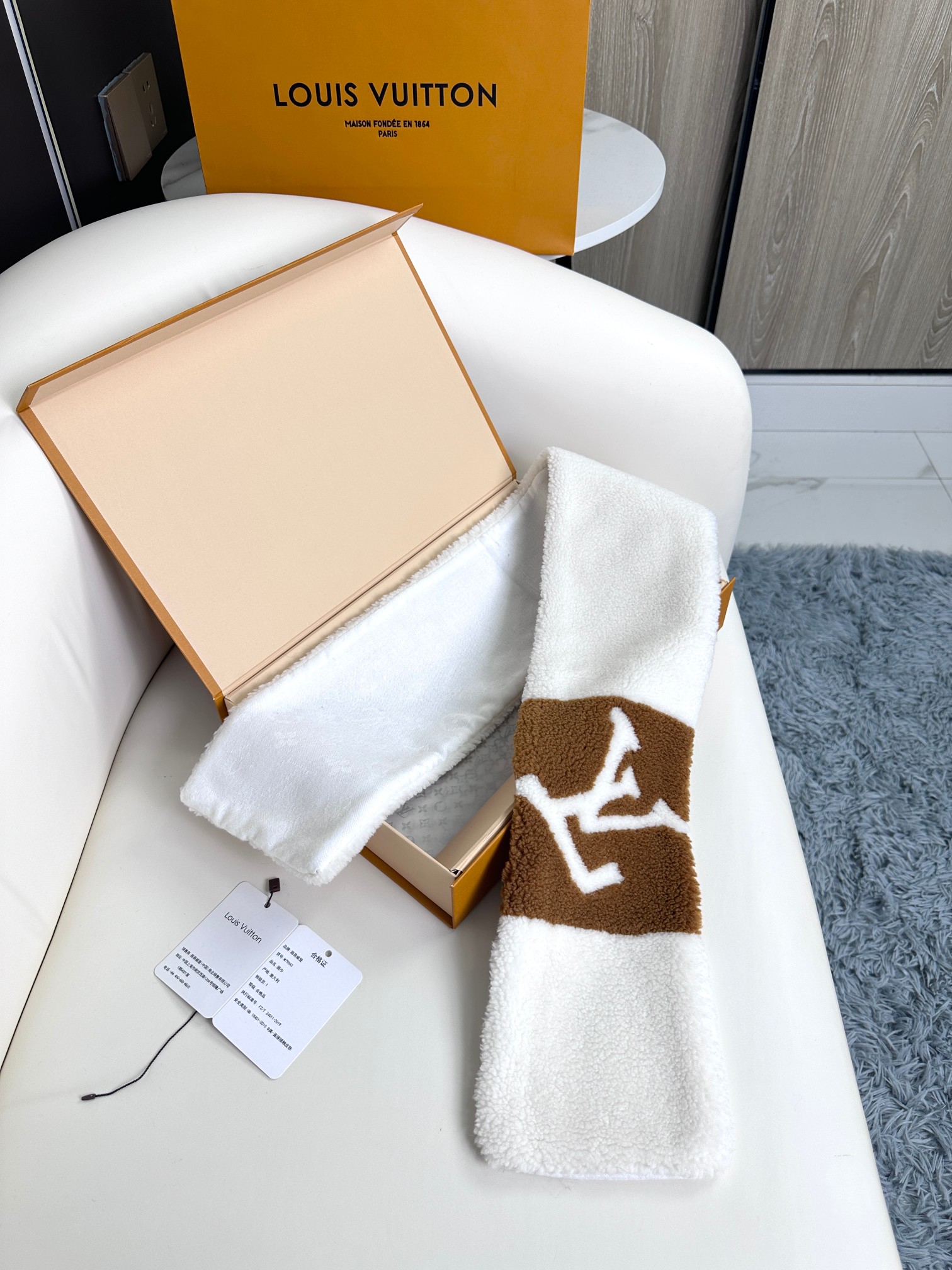 TOP Louis Vuitton LV Shearling Scarf 110x17cm - White