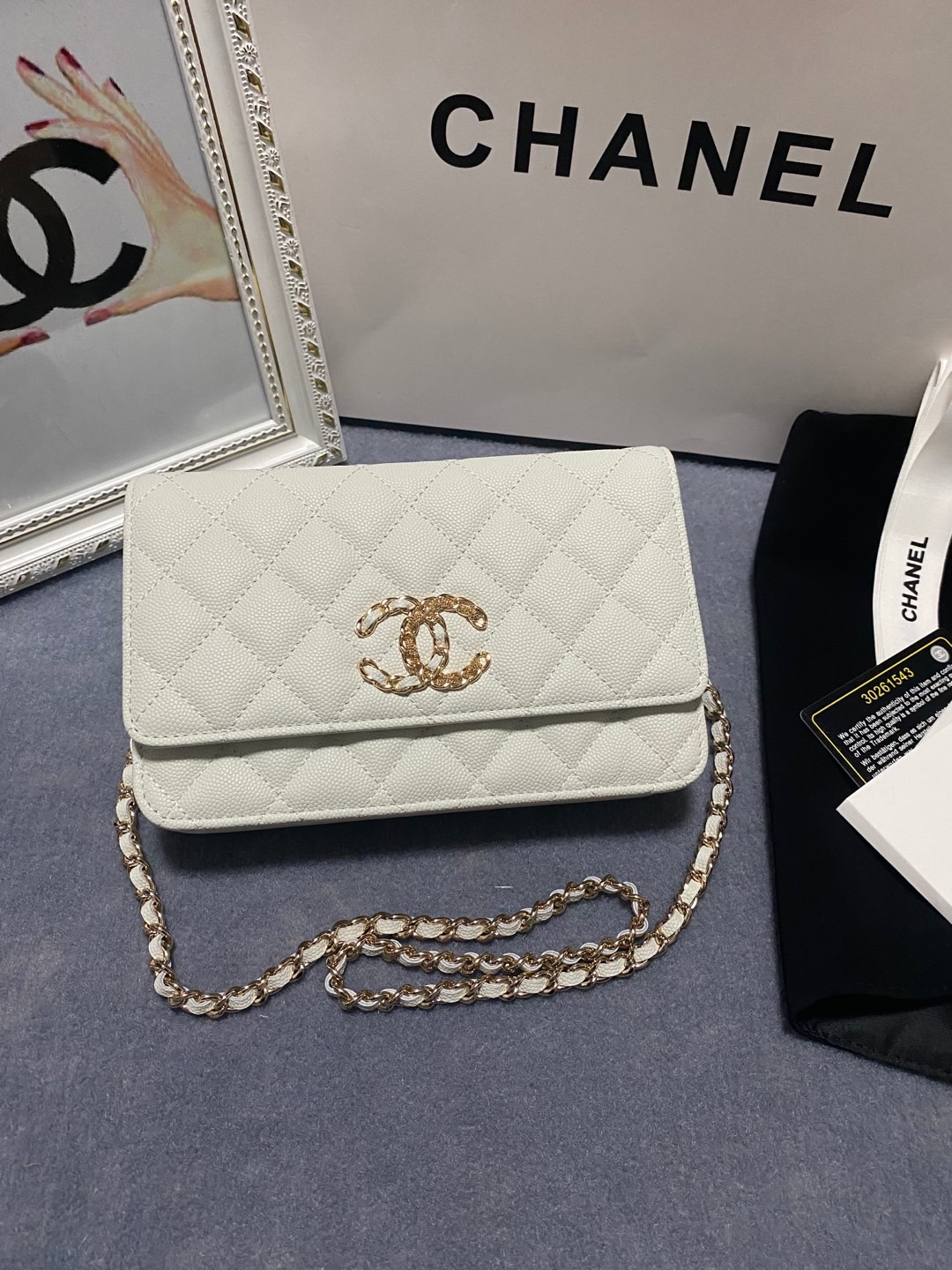 TOP CHANEL WOC Cowhide Bag 19cm - White