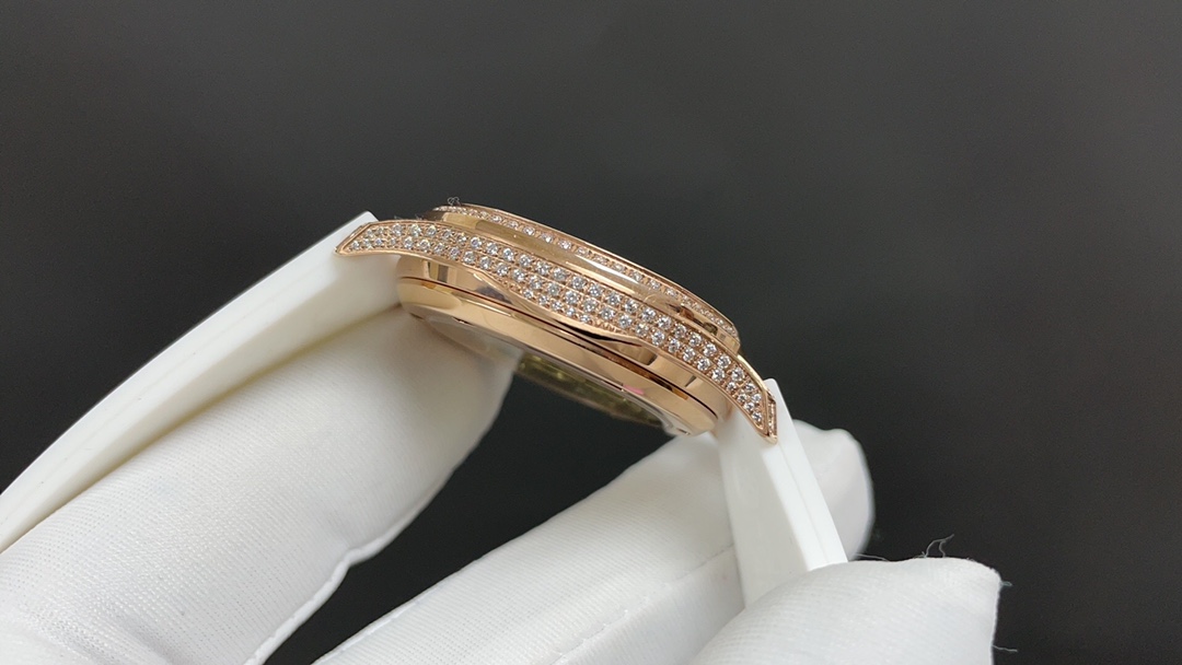 TOP Patek Philippe AQUANAUT Women's 35.6mm Watch - White with Gold