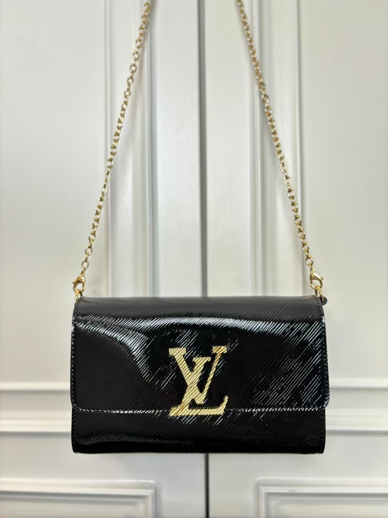 TOP Louis Vuitton LV Pochette Louise Bag 22x14x5cm - Black w GHW