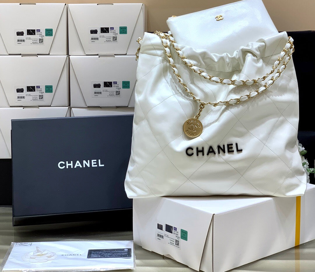 TOP CHANEL 22 Bag Small 35cm - White & GHW