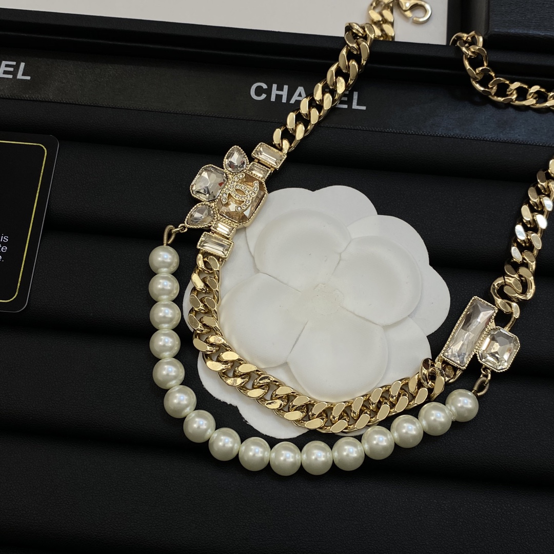 TOP CHANEL Sweater Chain with Pearl and Crystal - Gold