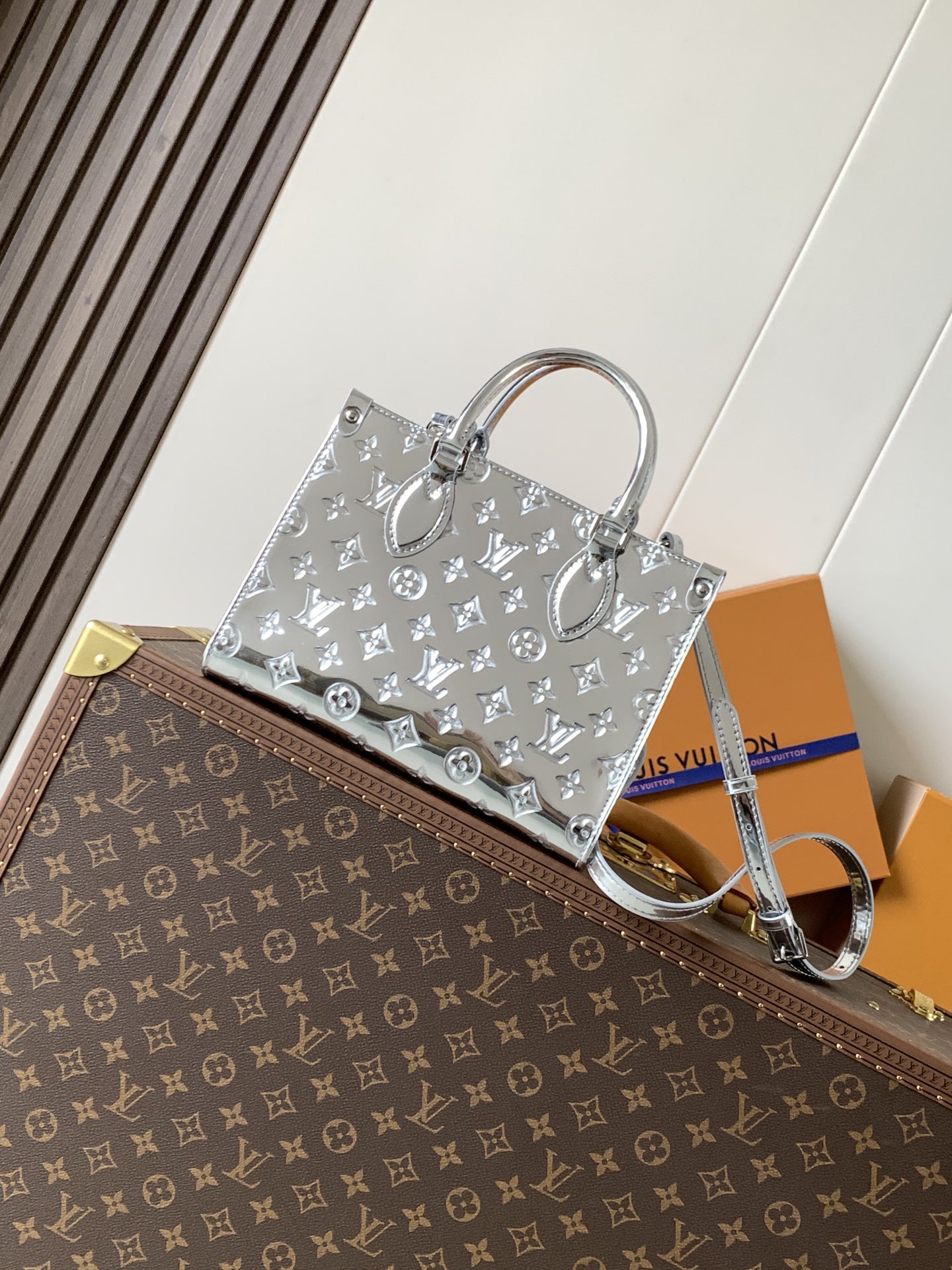 TOP Louis Vuitton LV On The Go Bag Monogram Miroir 25X19X11.5cm - Silver