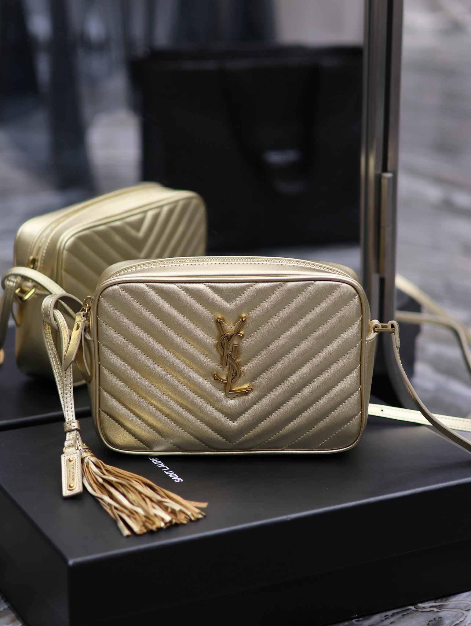 TOP Yves Saint Laurent YSL Lou Camera Bags - Gold