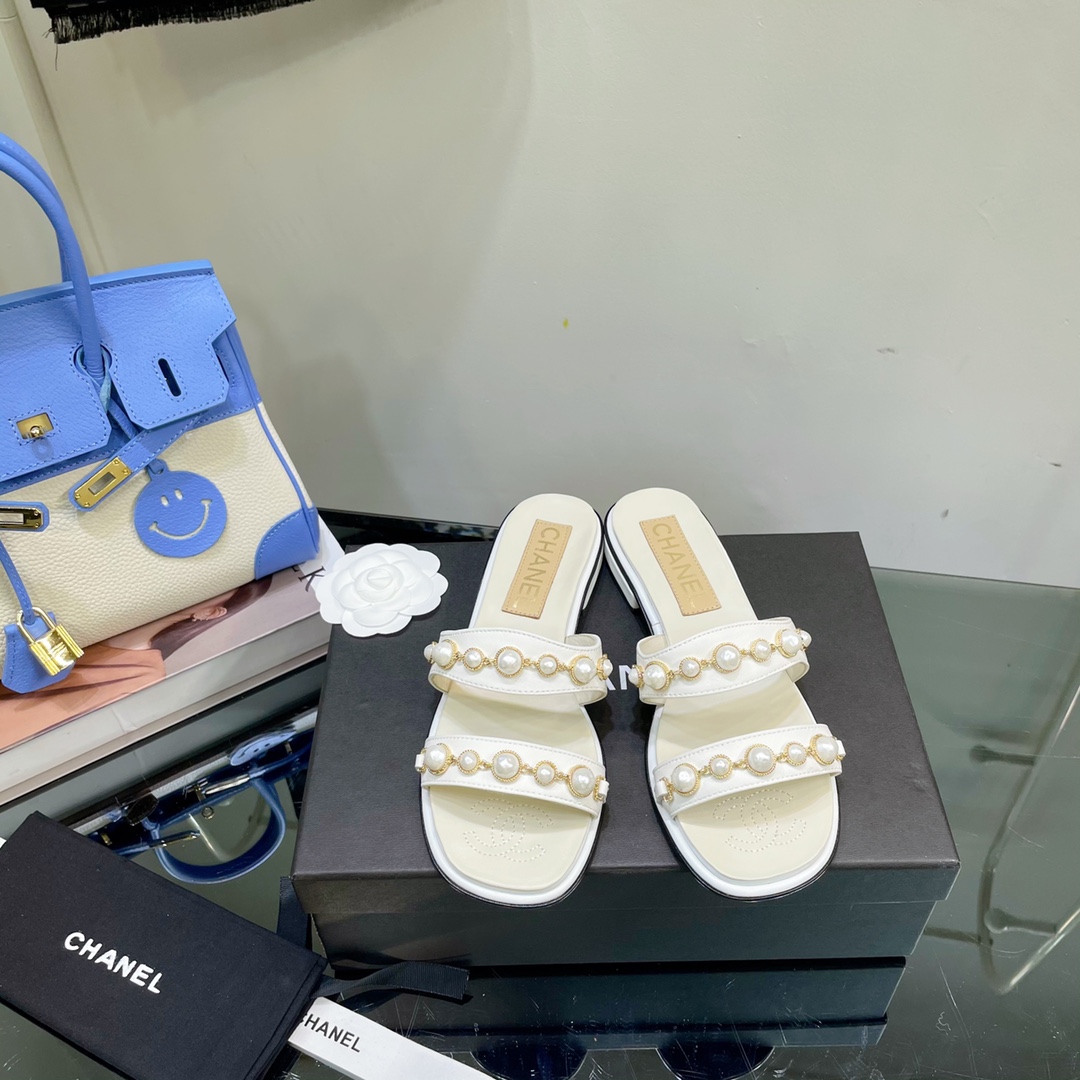 TOP CHANEL Pearl Slippers - White