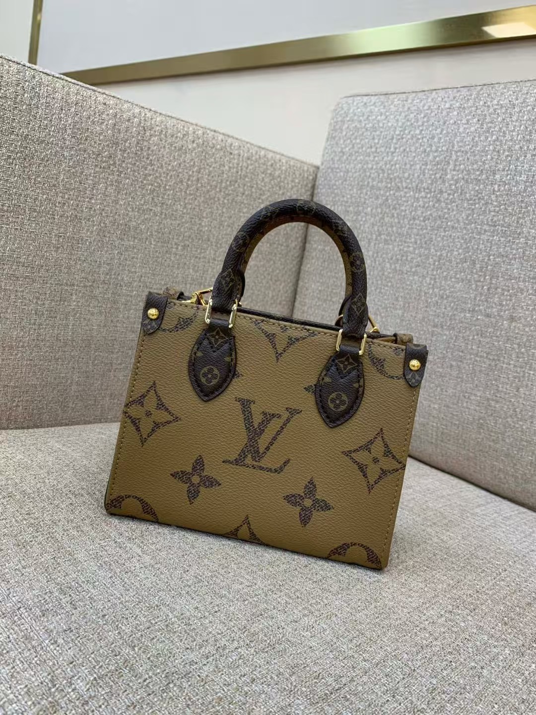 TOP Louis Vuitton LV On The Go BB Bag 18x15x8.5cm - Brown