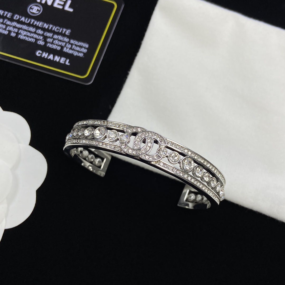 TOP CHANEL Metal/Diamond Bracelet - Silver