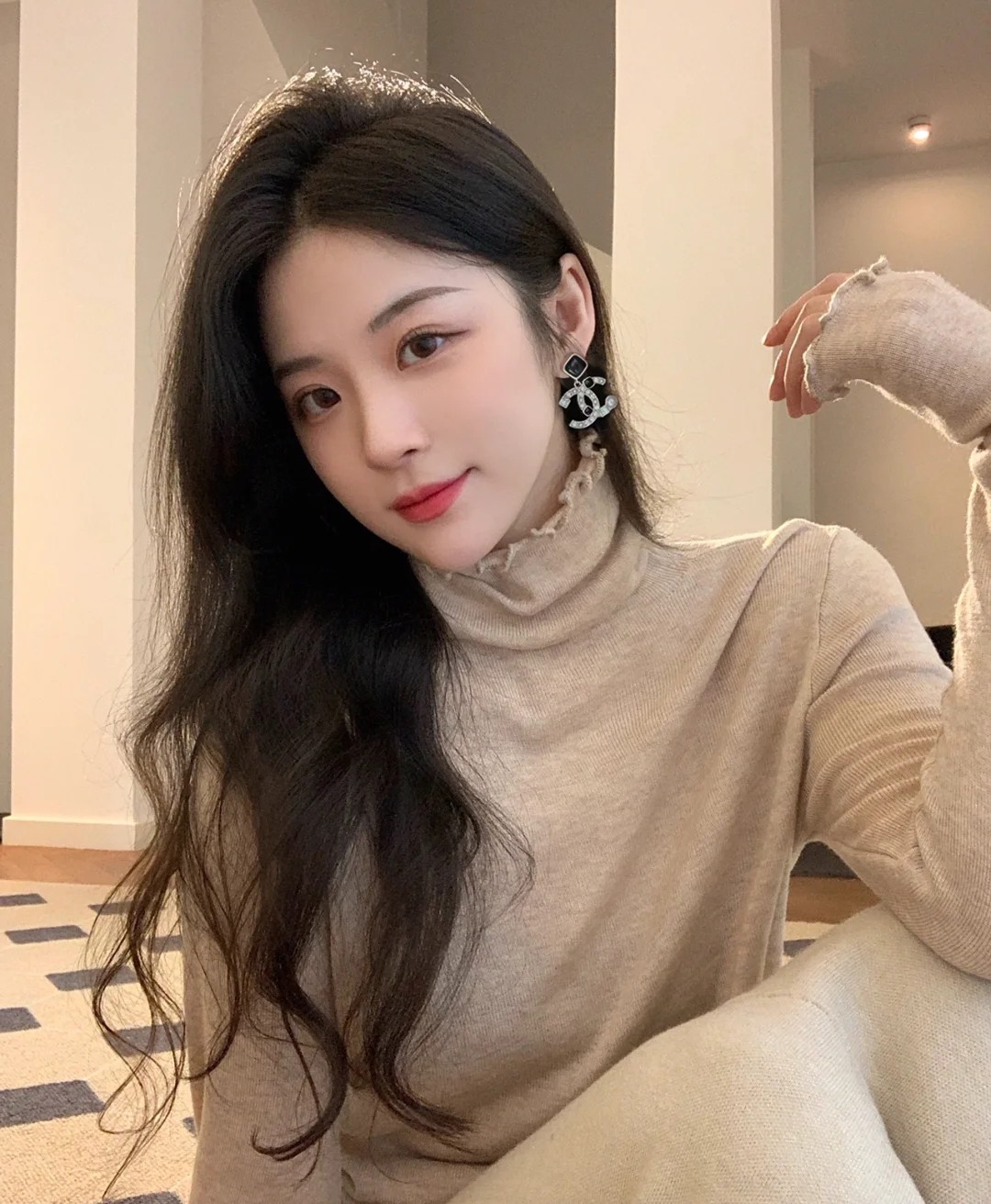 TOP CHANEL Black and White Diamond Alphabet Pearl Stud Earrings