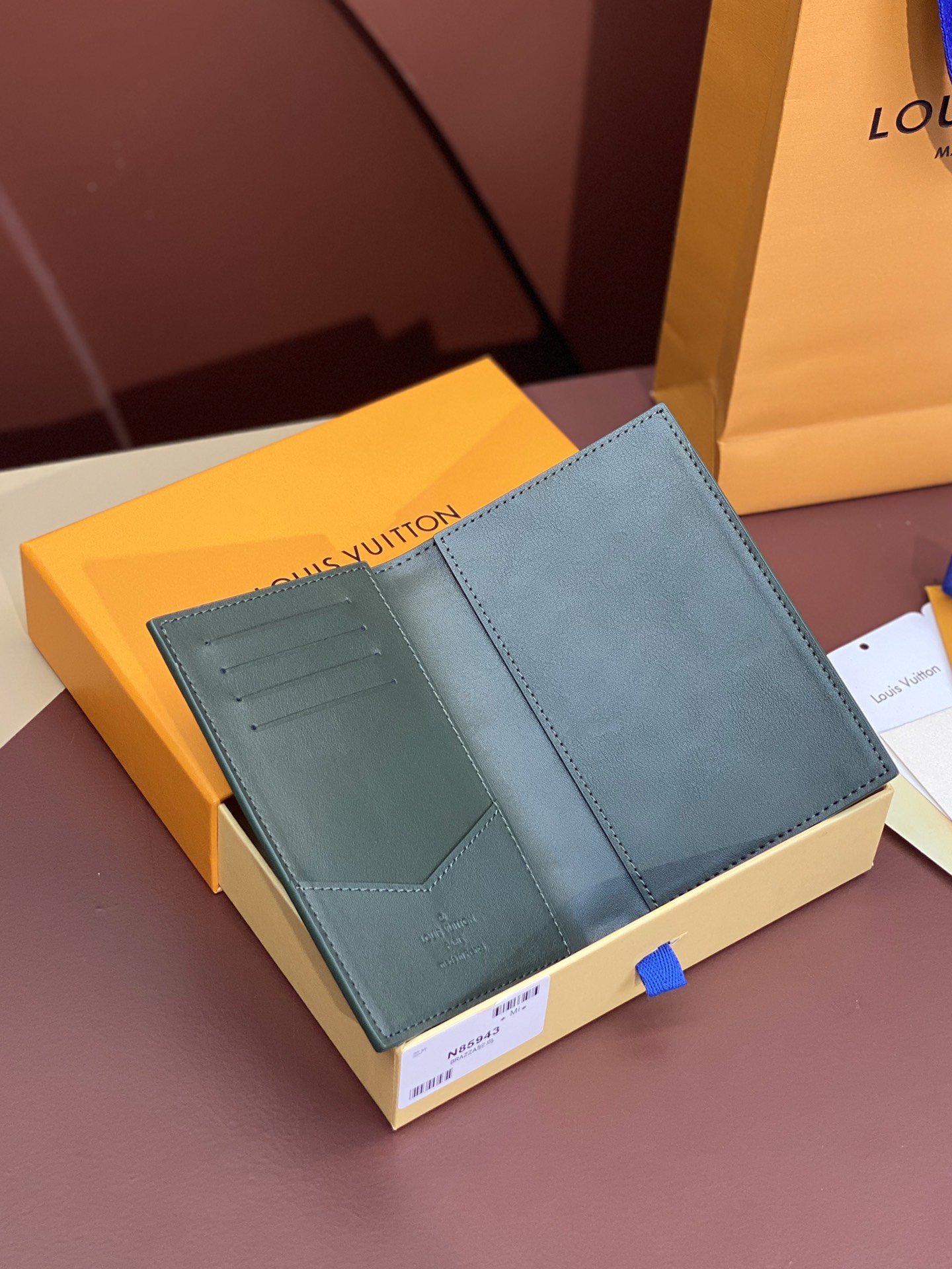 TOP Louis Vuitton LV Passport Holder Ostrich Pattern 14x2.5x10cm - Green