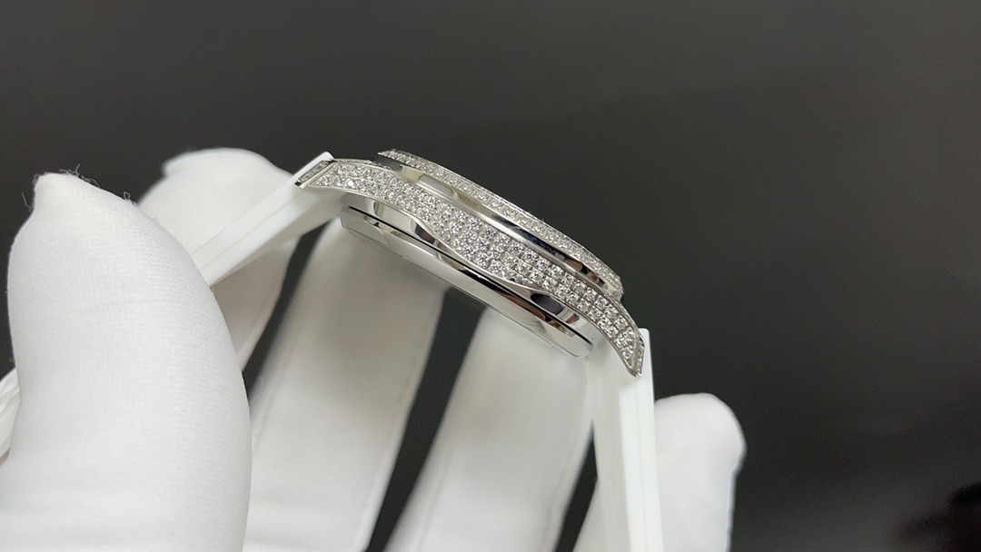 TOP Patek Philippe AQUANAUT Women's 35.6mm Watch - White with Silver