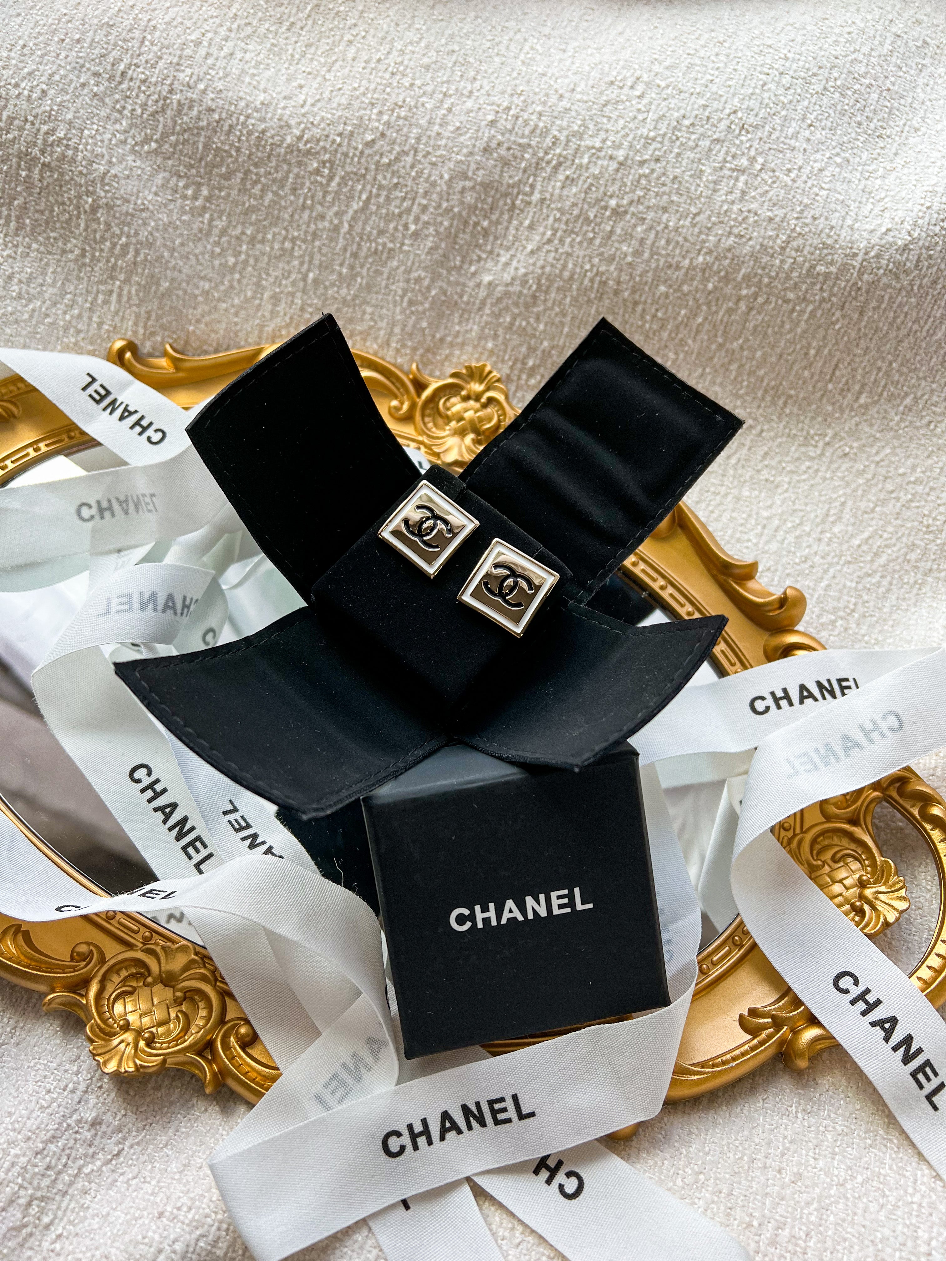 TOP CHANEL Square Black Coco Stud Earrings