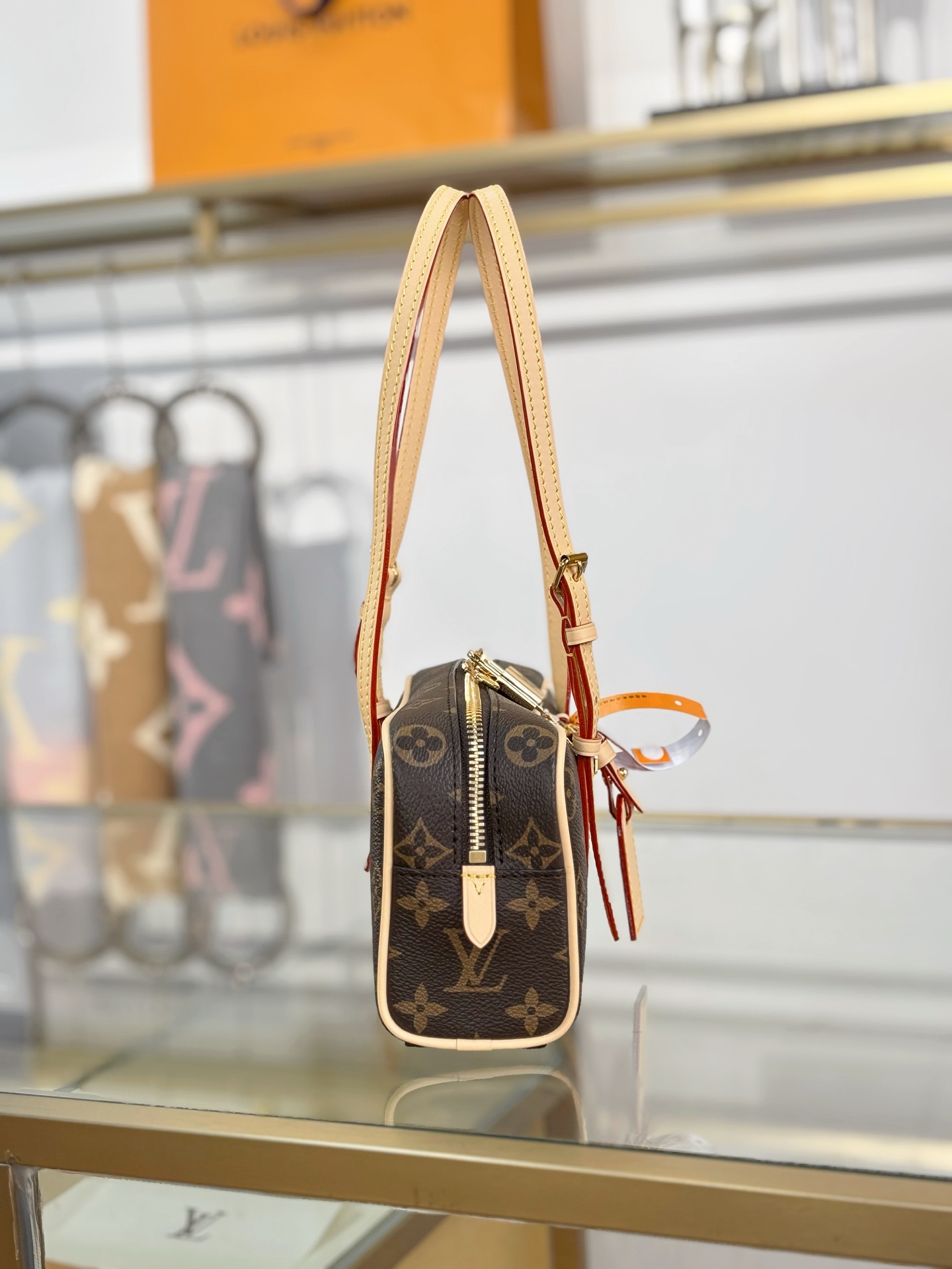 TOP Louis Vuitton LV  HANG ON Bag 26x11.5x6.5cm - Brown