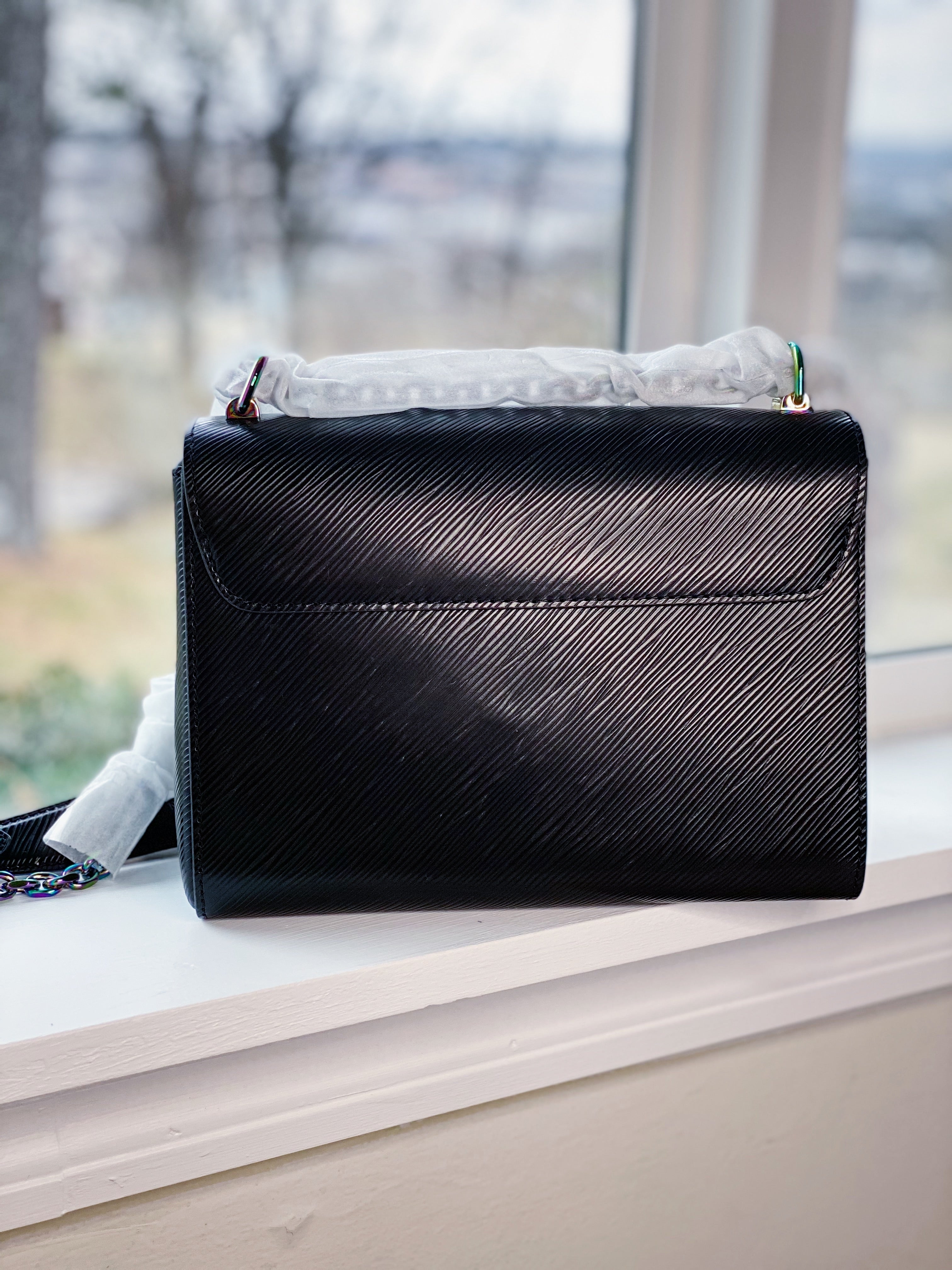 TOP Louis Vuitton LV £V Epi Twist Chain Bag 23X17X9.5CM - BLACK