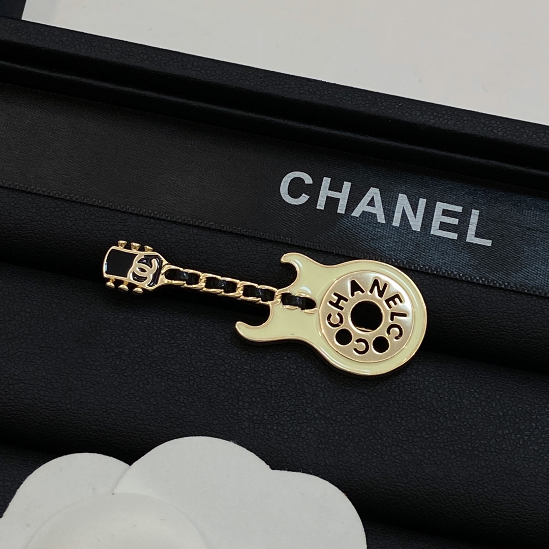 TOP CHANEL Guitar Brooch