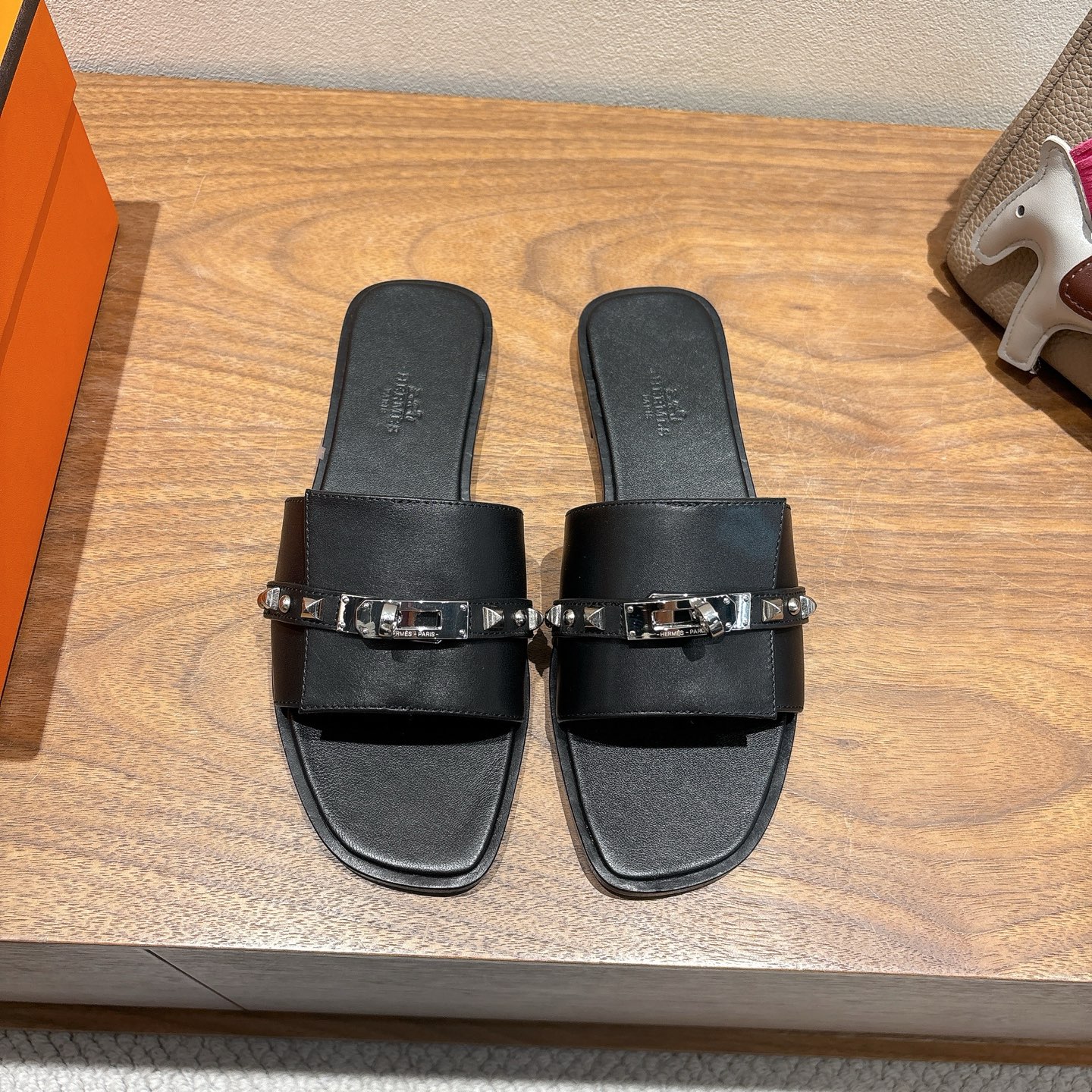 TOP HERMES Slippers- Black