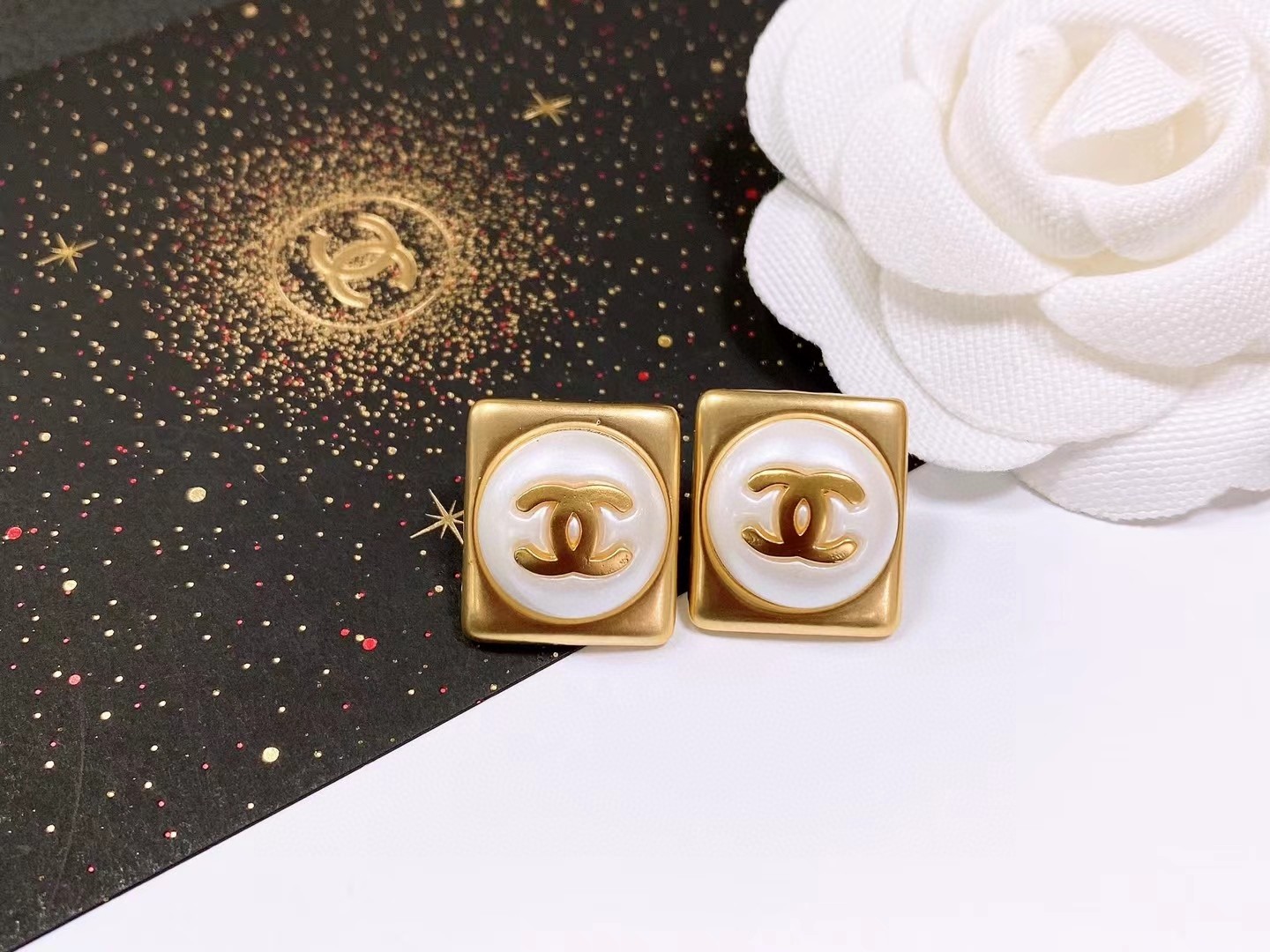 TOP CHANEL Double C Square Earrings - Gold