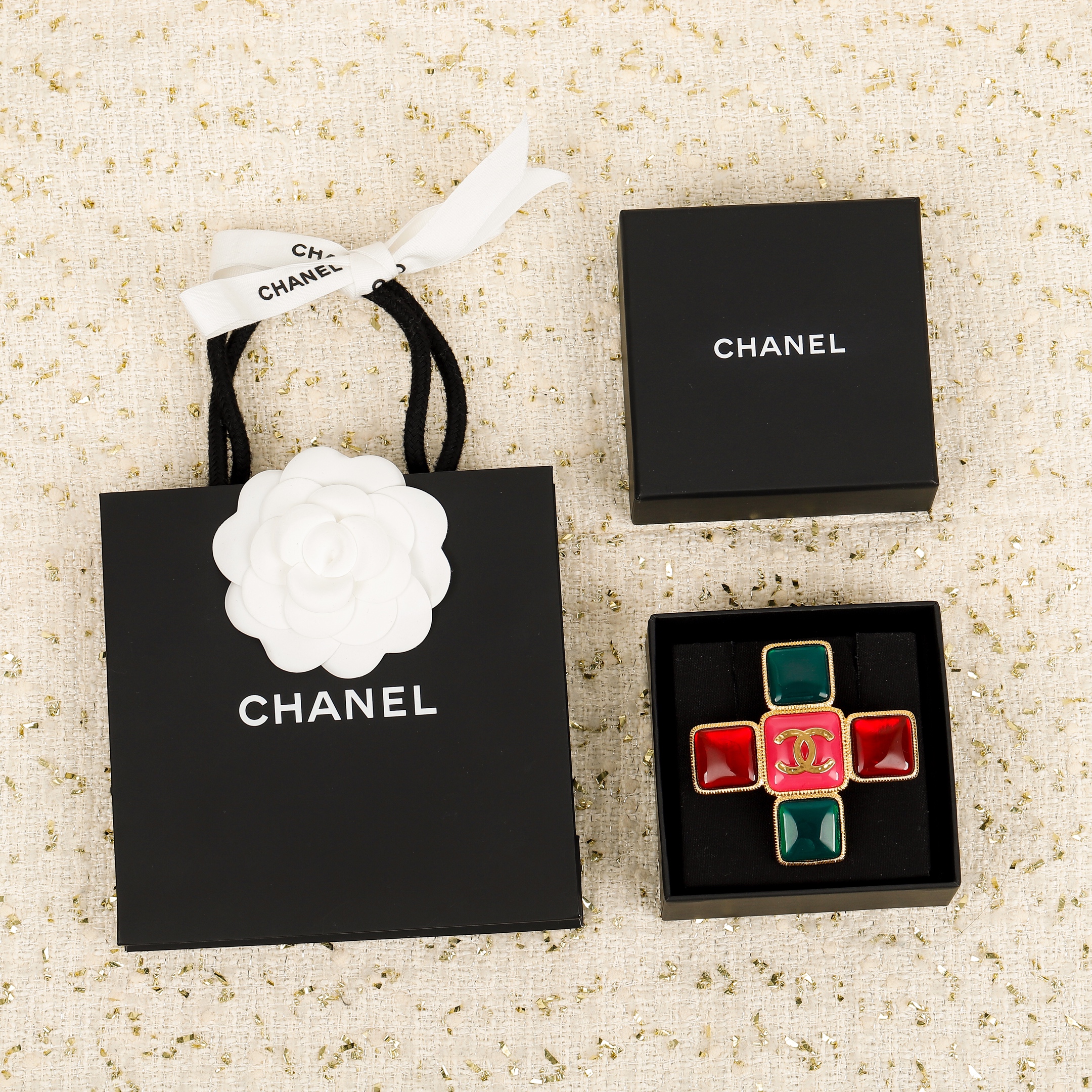 TOP CHANEL Brooch - Green and Red