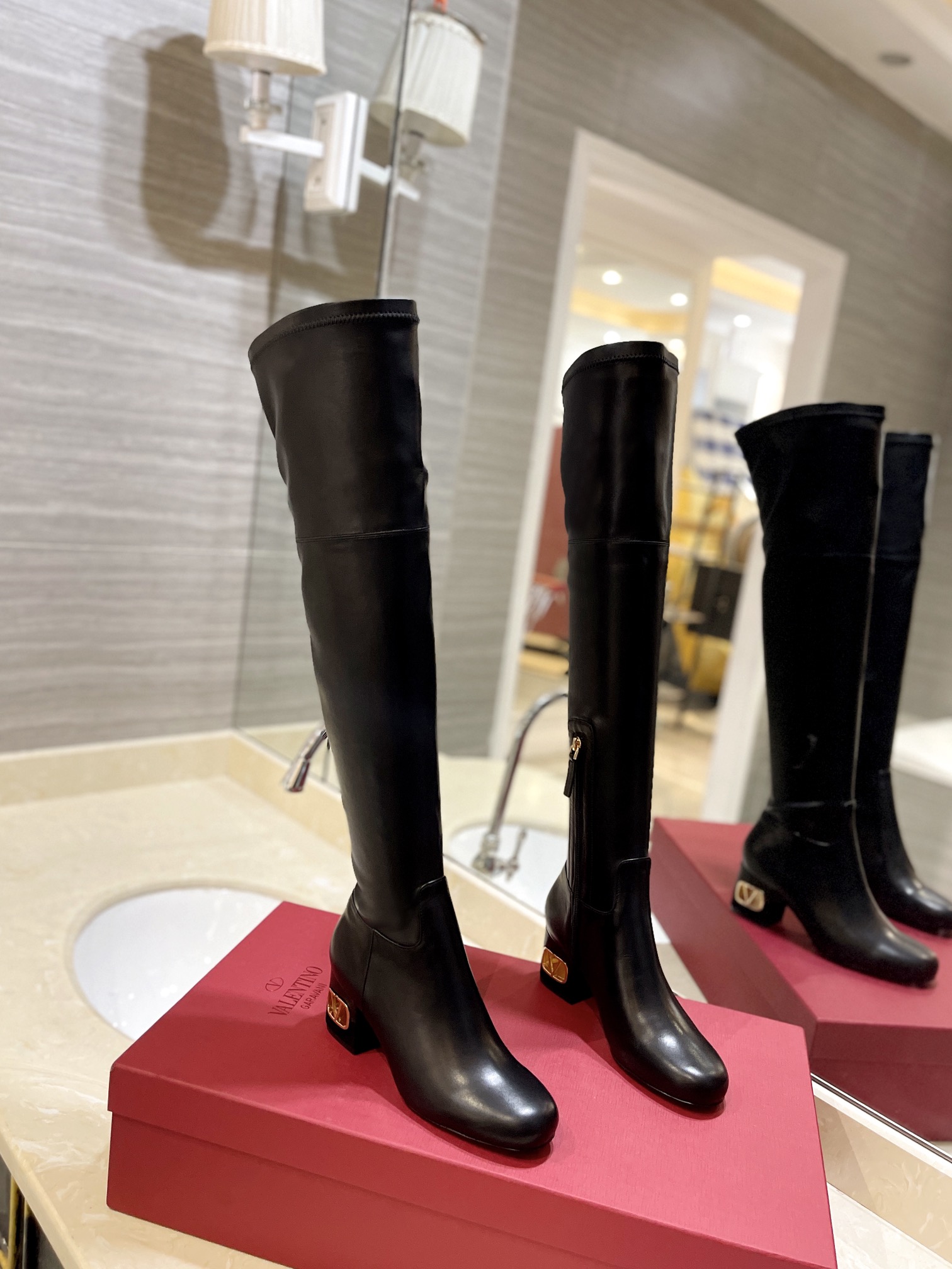 TOP VALENTINO 3cm Low Heel Patent Leather/Matte GARAVANIVLOGO TYPE Long Boots  - Black