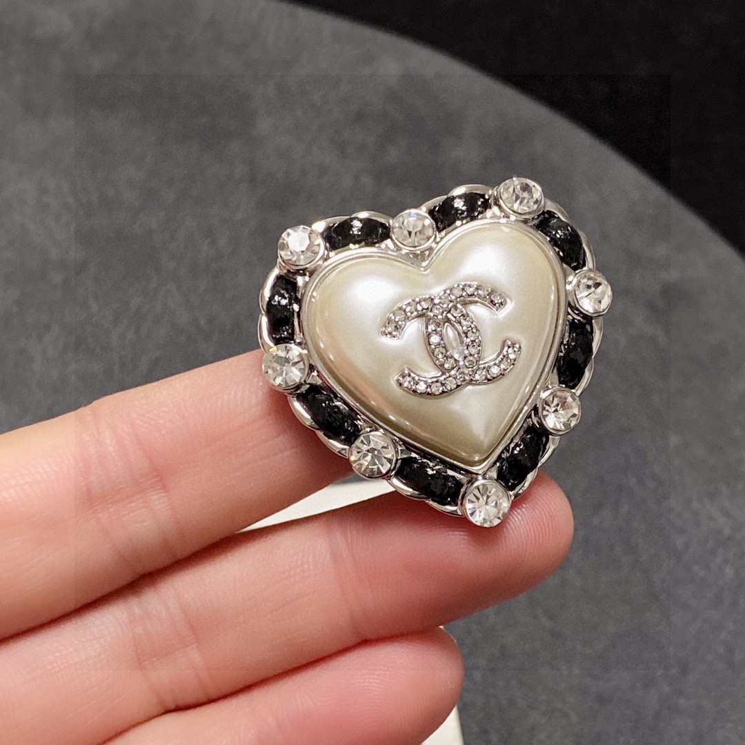 TOP CHANEL Leather Heart Brooch