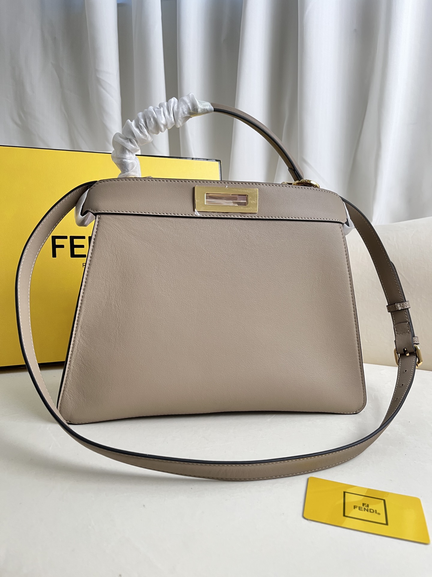 TOP FENDI Medium Iconic Peekaboo ISeeU Handbag - Four Colors