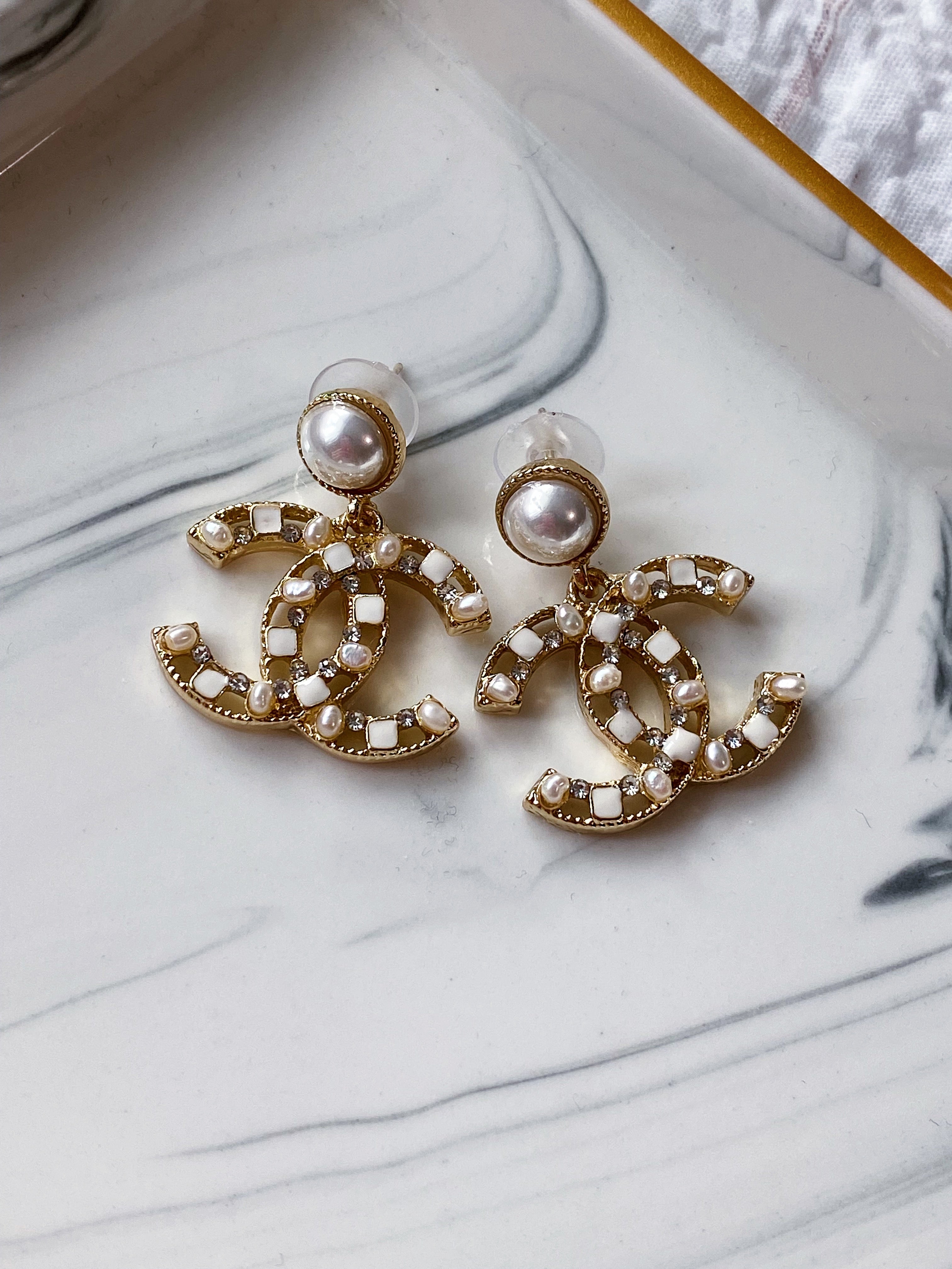 TOP CHANEL Dangle Earrings