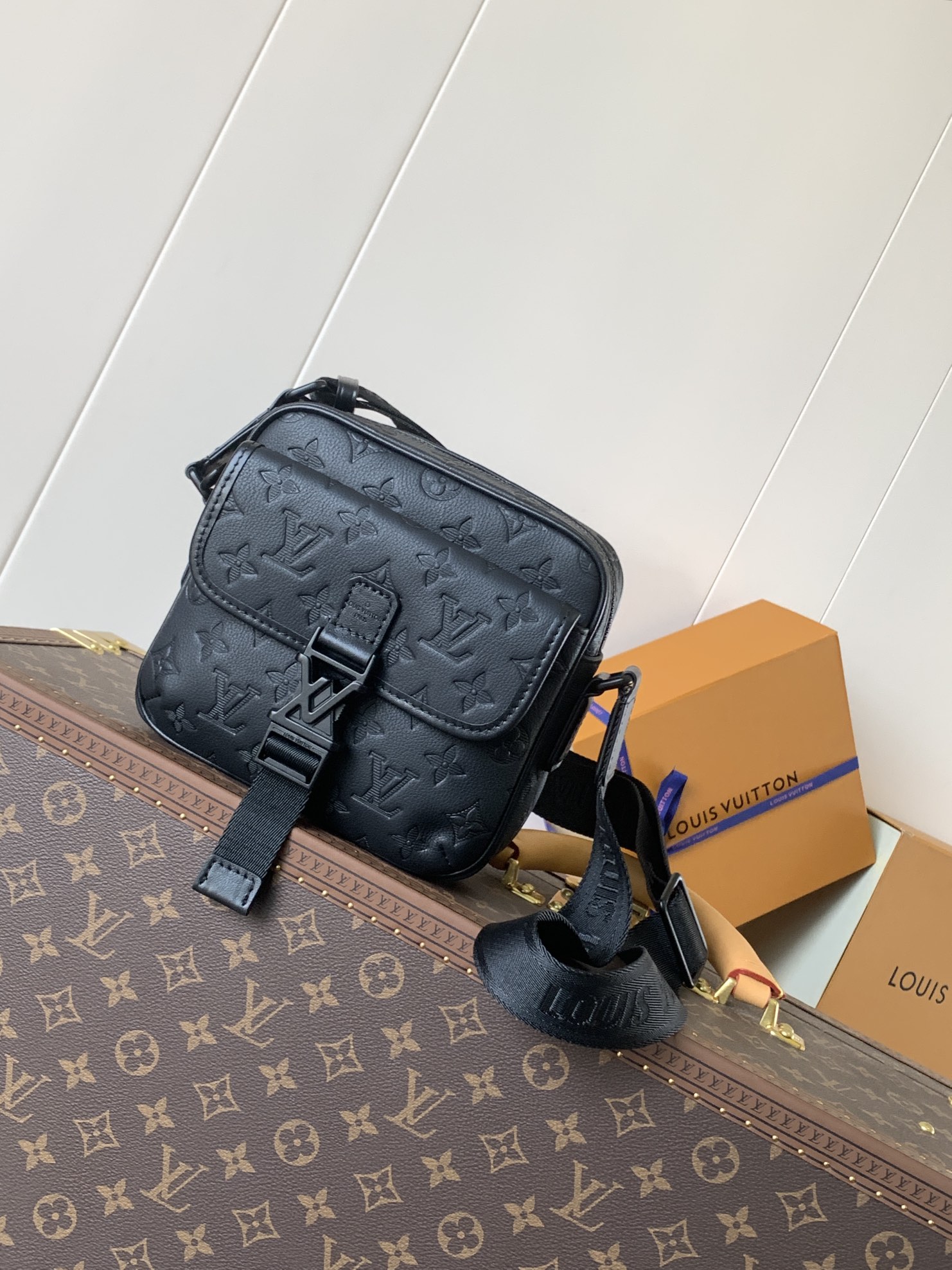 TOP Louis Vuitton LV Getaway Messenger Bag Monogram Embossed Taurillon Leather 19*20*6cm - Black