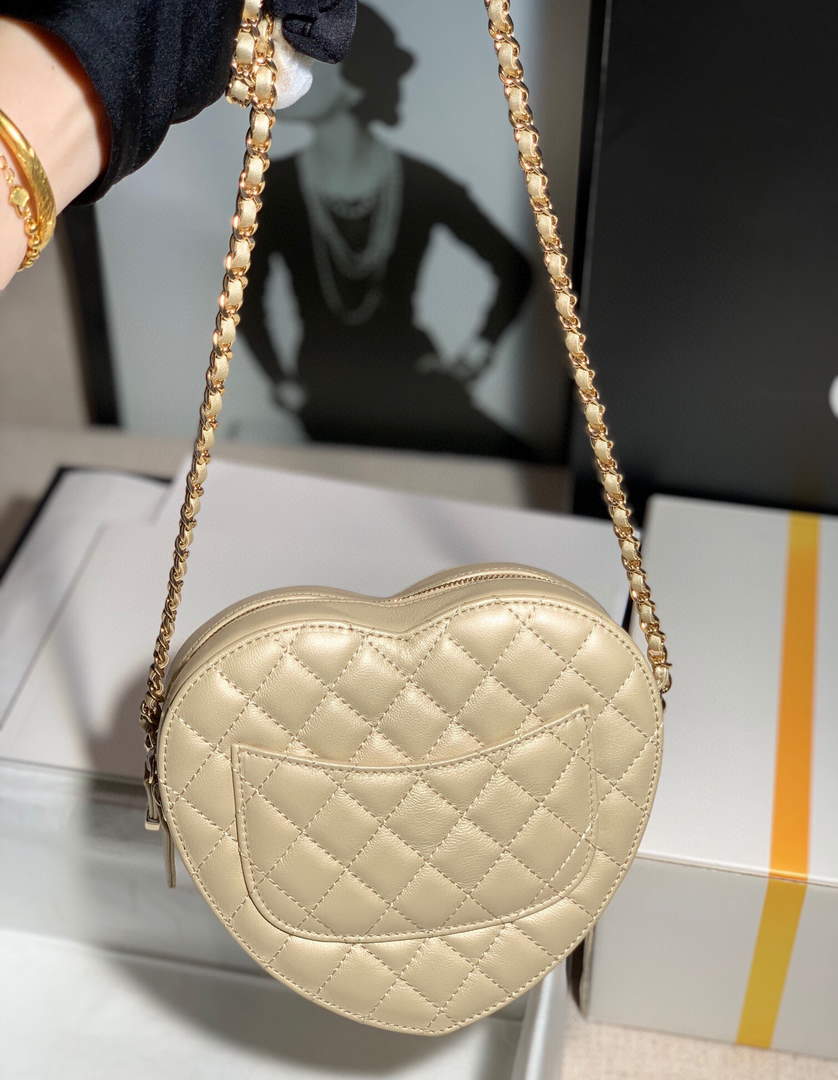 TOP CHANEL Heart Bag Large 16.5x18x6.5cm - Beige & GHW