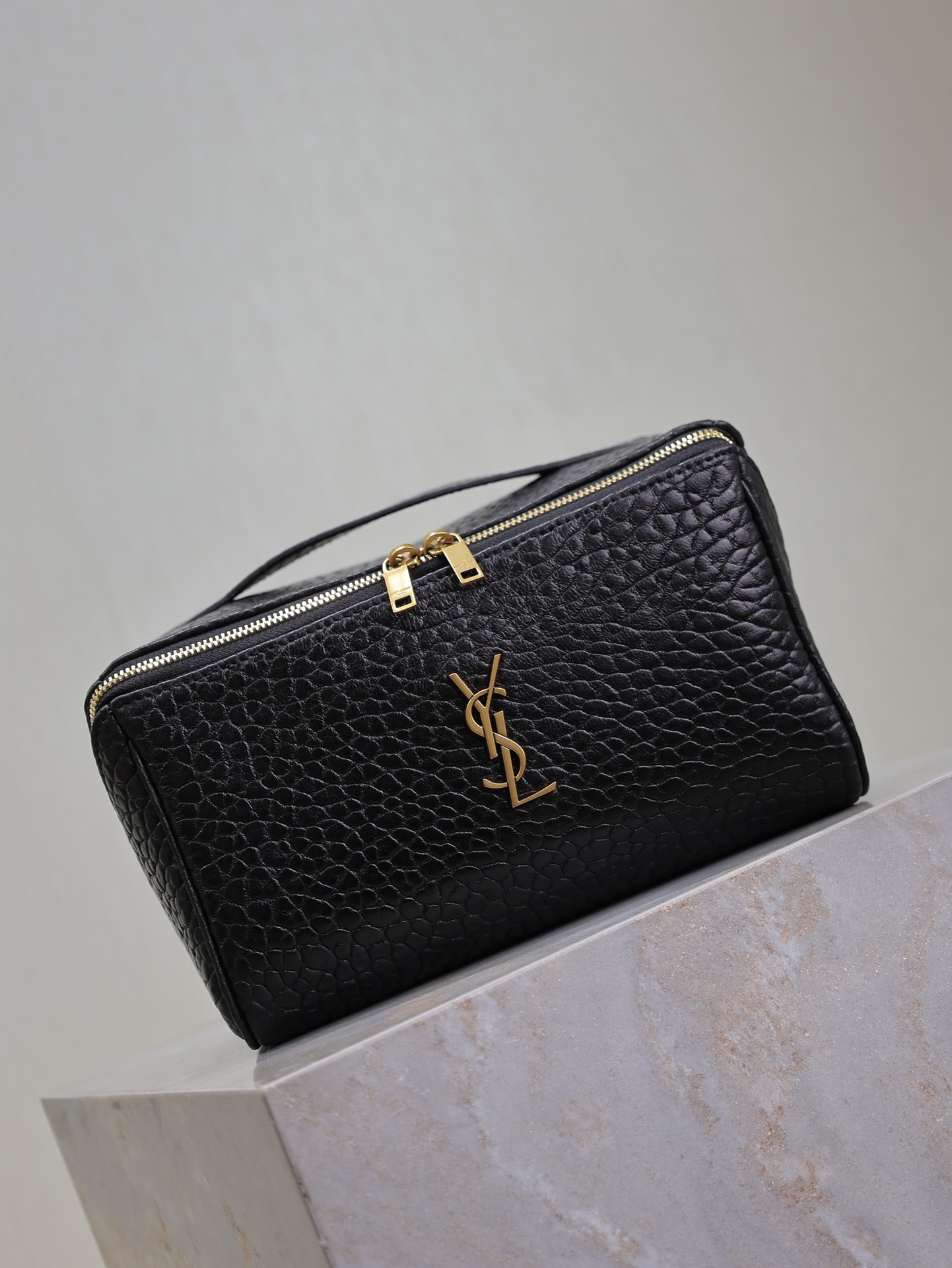 TOP Yves Saint Laurent YSL Gaby Sheepskin Makeup Bag 21×13×13 - Black & GHW