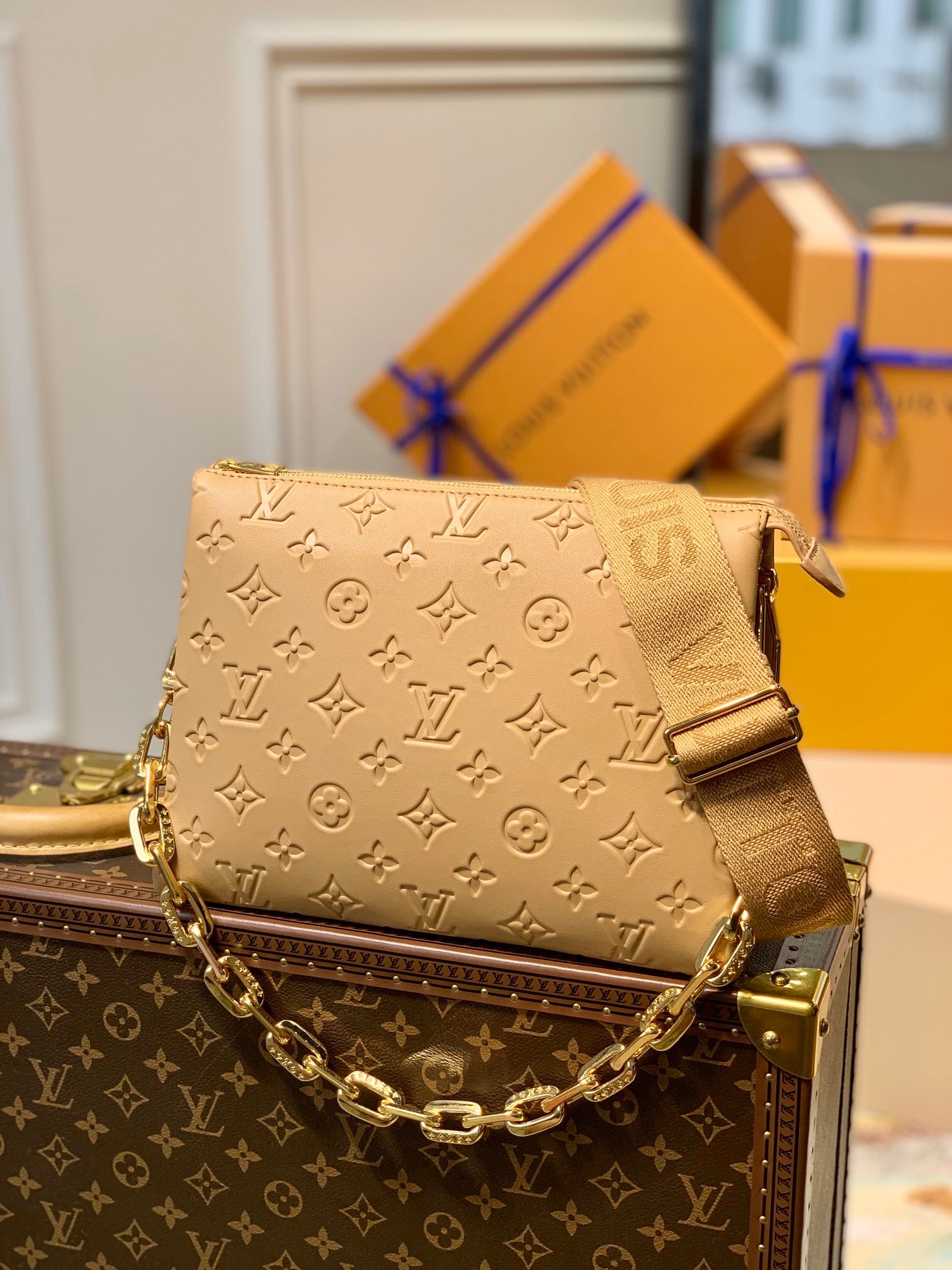 TOP Louis Vuitton LV L*V Coussin  Bag 26x20x12cm- Camel