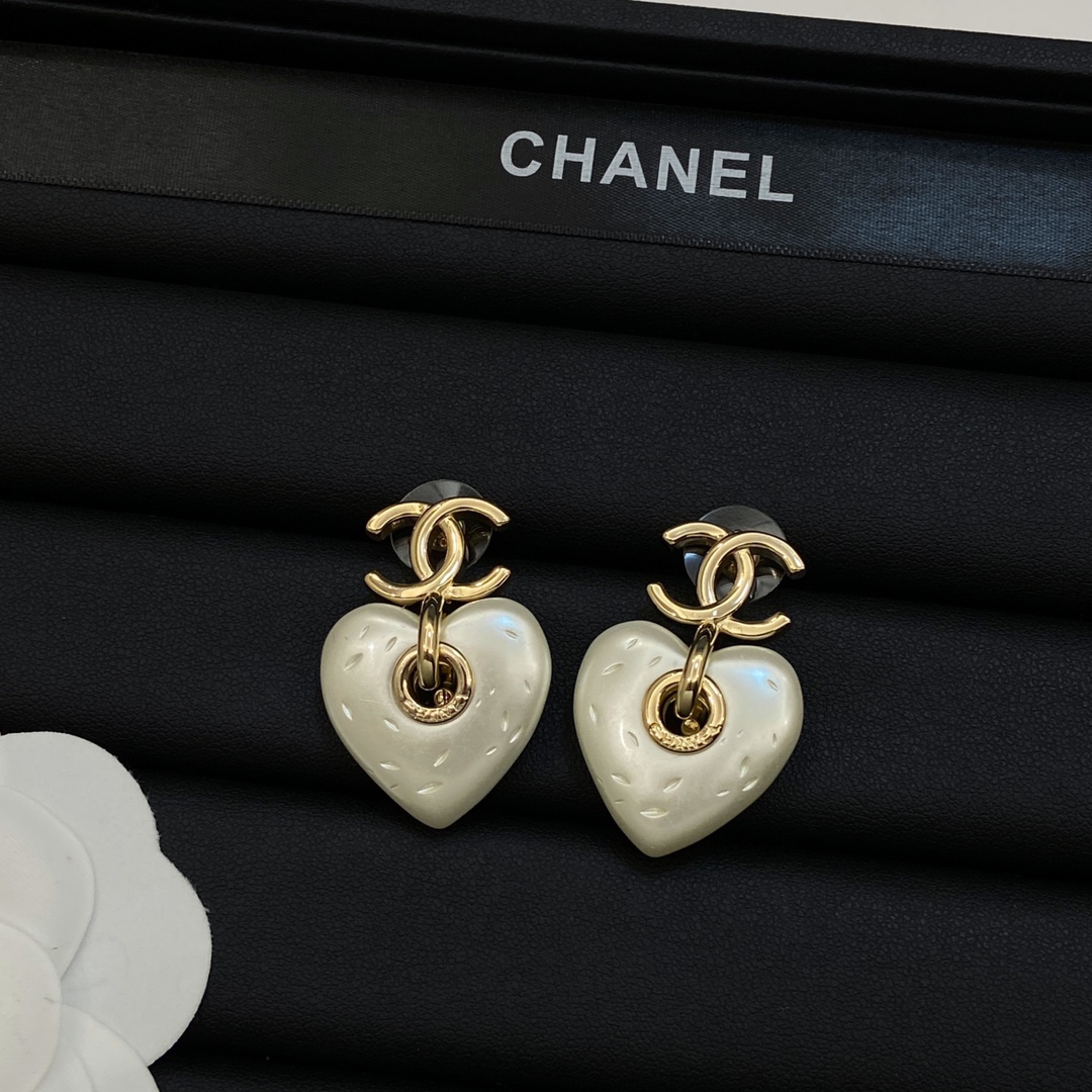 TOP CHANEL Heart Earrings
