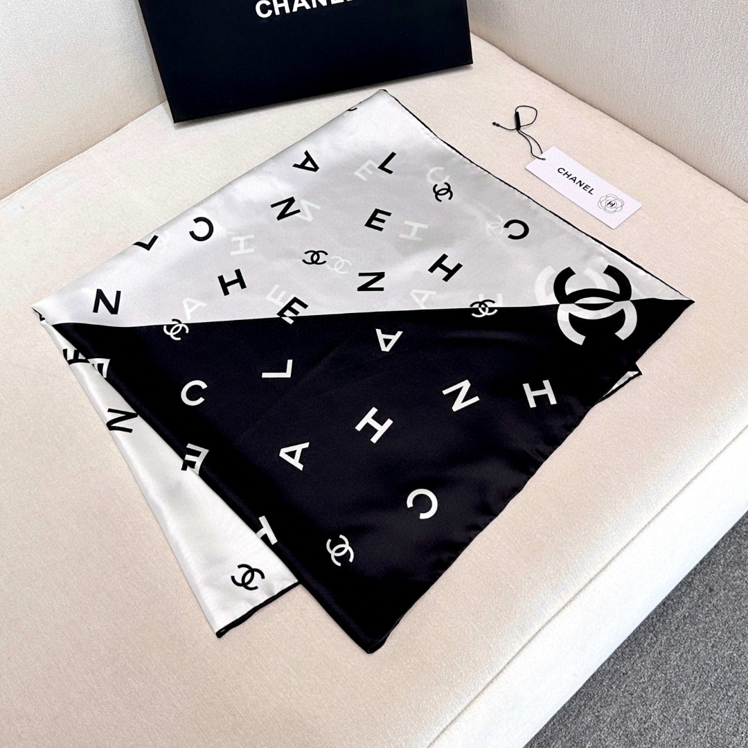 TOP CHANEL Silk Scarf 90 x 90 cm - White and Black