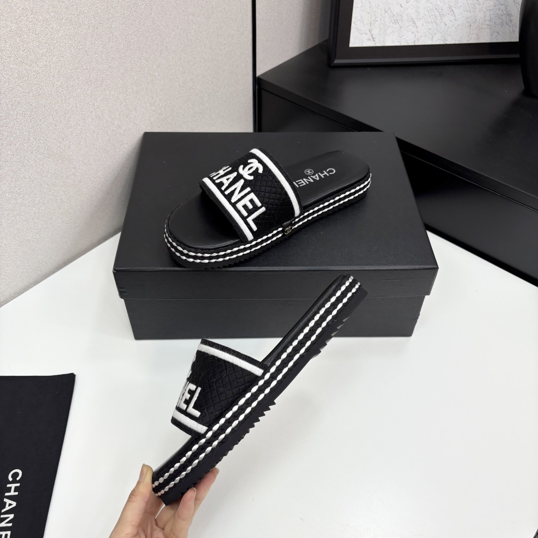 TOP CHANEL Slippers - Black