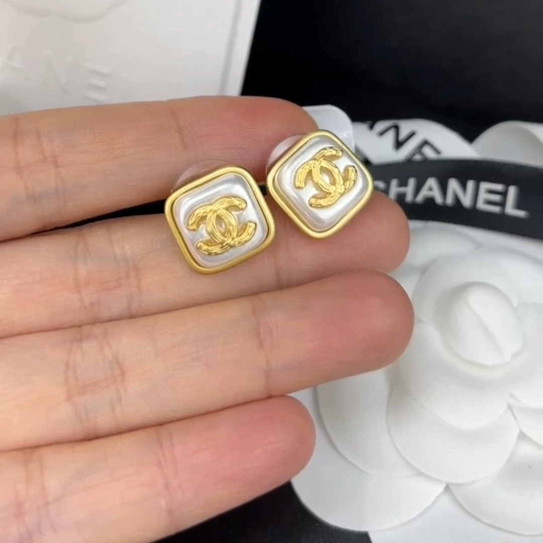 TOP CHANEL Logo Square pearls Stud Earrings