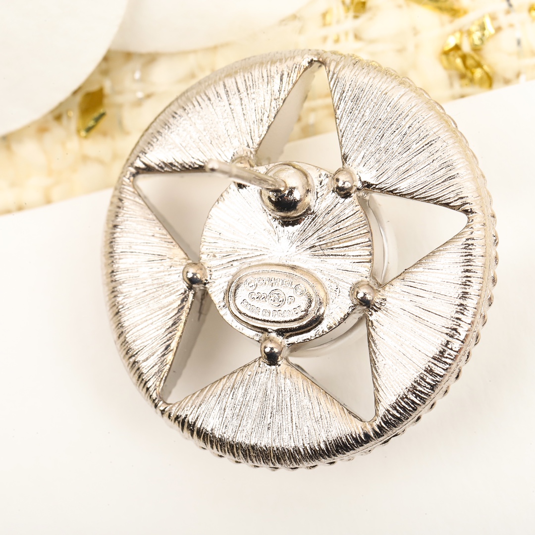 TOP CHANEL Star CC Earrings