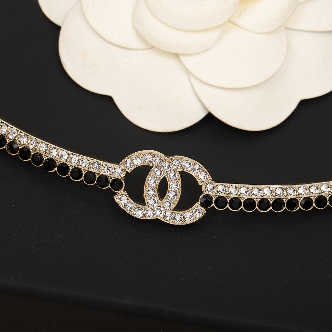 Top CHANEL Logo Lambskin Black and White Diamond Choker