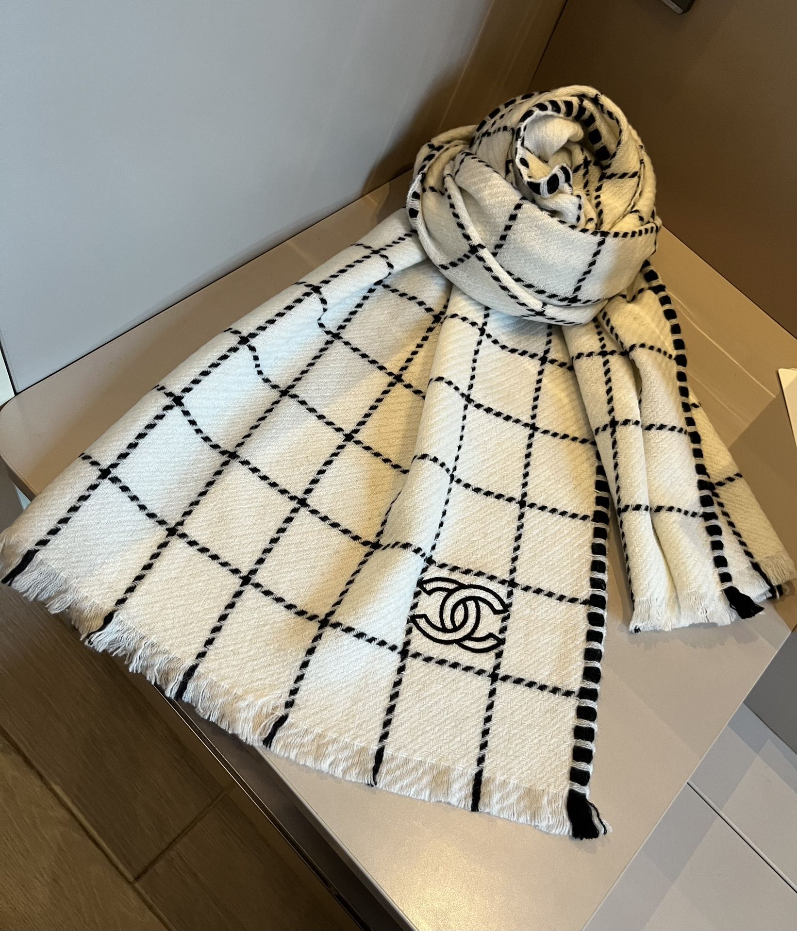 TOP CHANEL Cashmere Shawl Scarf with Plaid Pattern 38x185 cm - 2 Colors