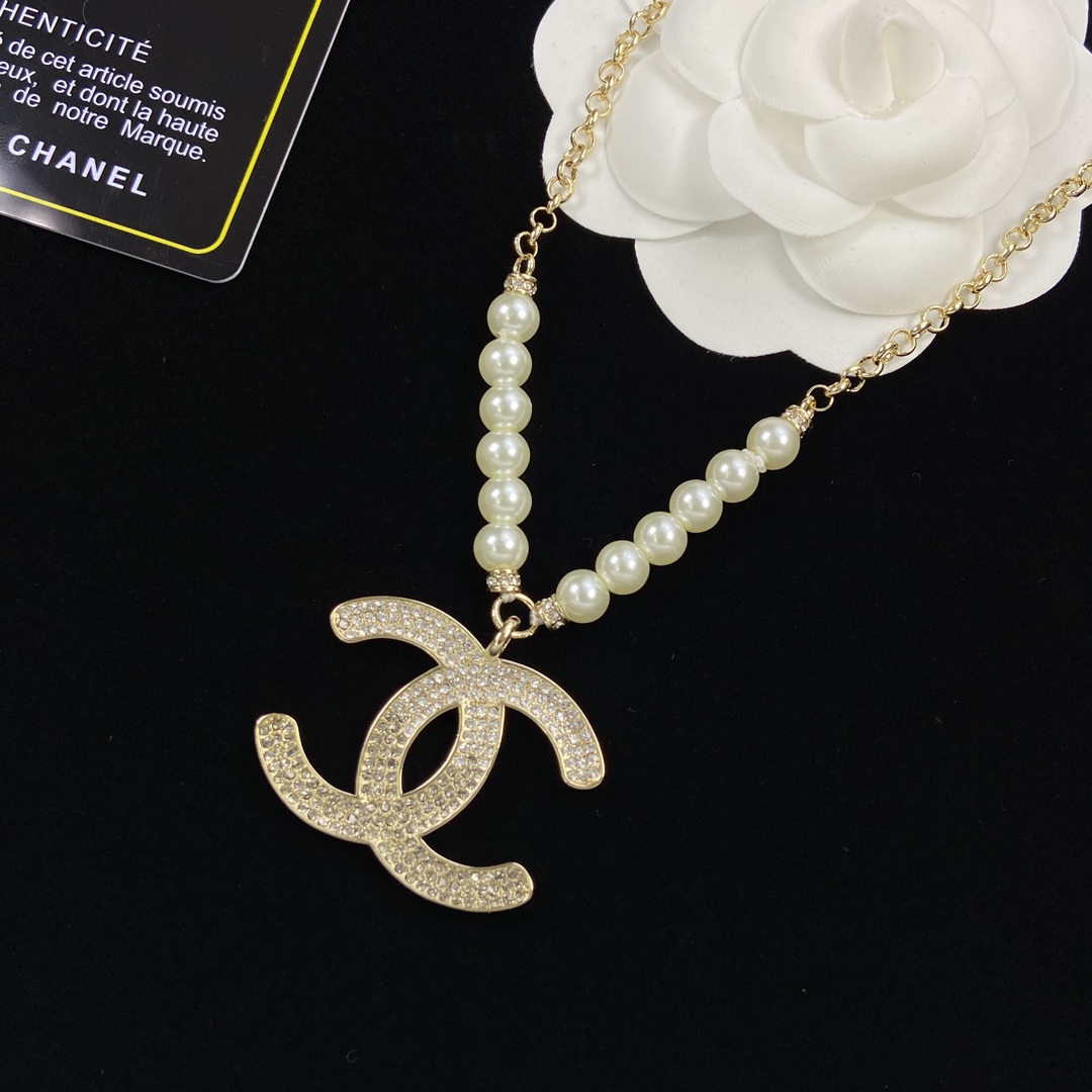 TOP CHANEL Metal/Pearl Gradient Diamond Necklace - Gold