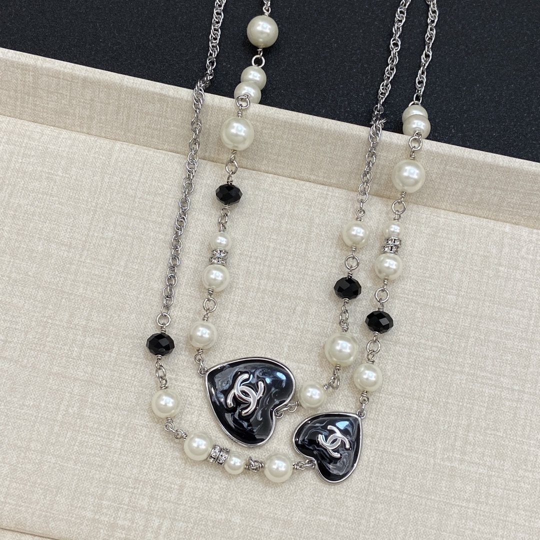 TOP CHANEL Sweater Necklace with Pearls and Heart Shape - Silver