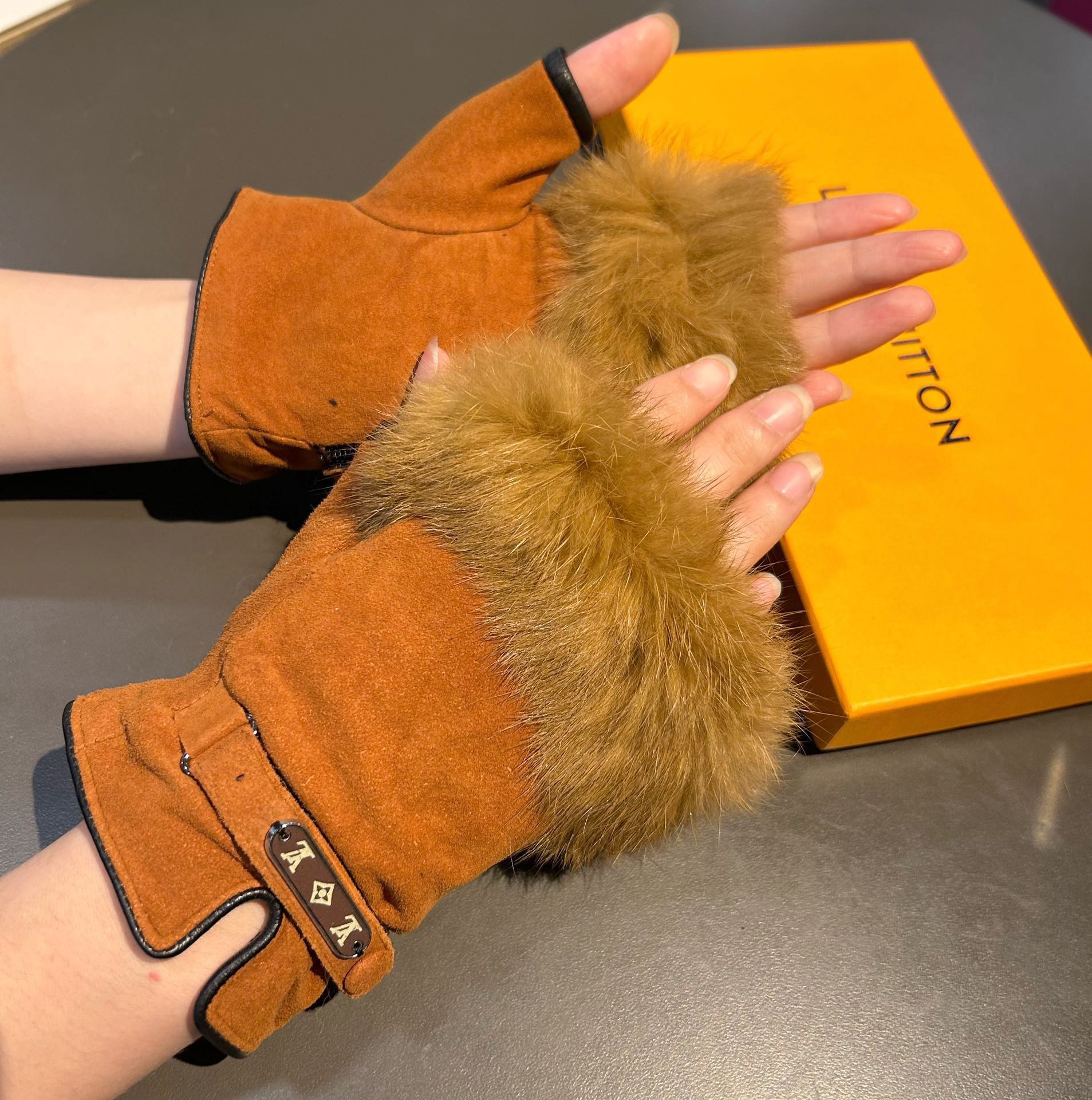 TOP Louis Vuitton LV Autumn And Winter Short Lazy Rabbit Fur Sheepskin Gloves