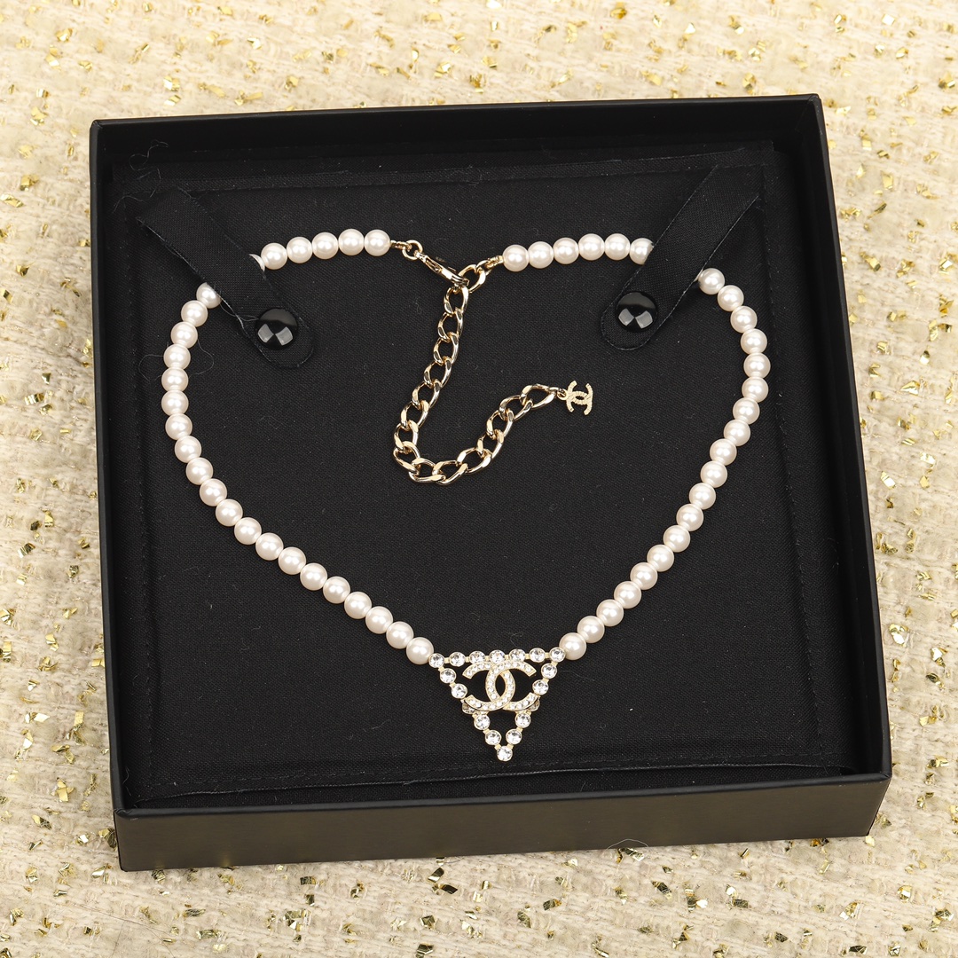 TOP CHANEL logo triangle diamond/pearl necklace
