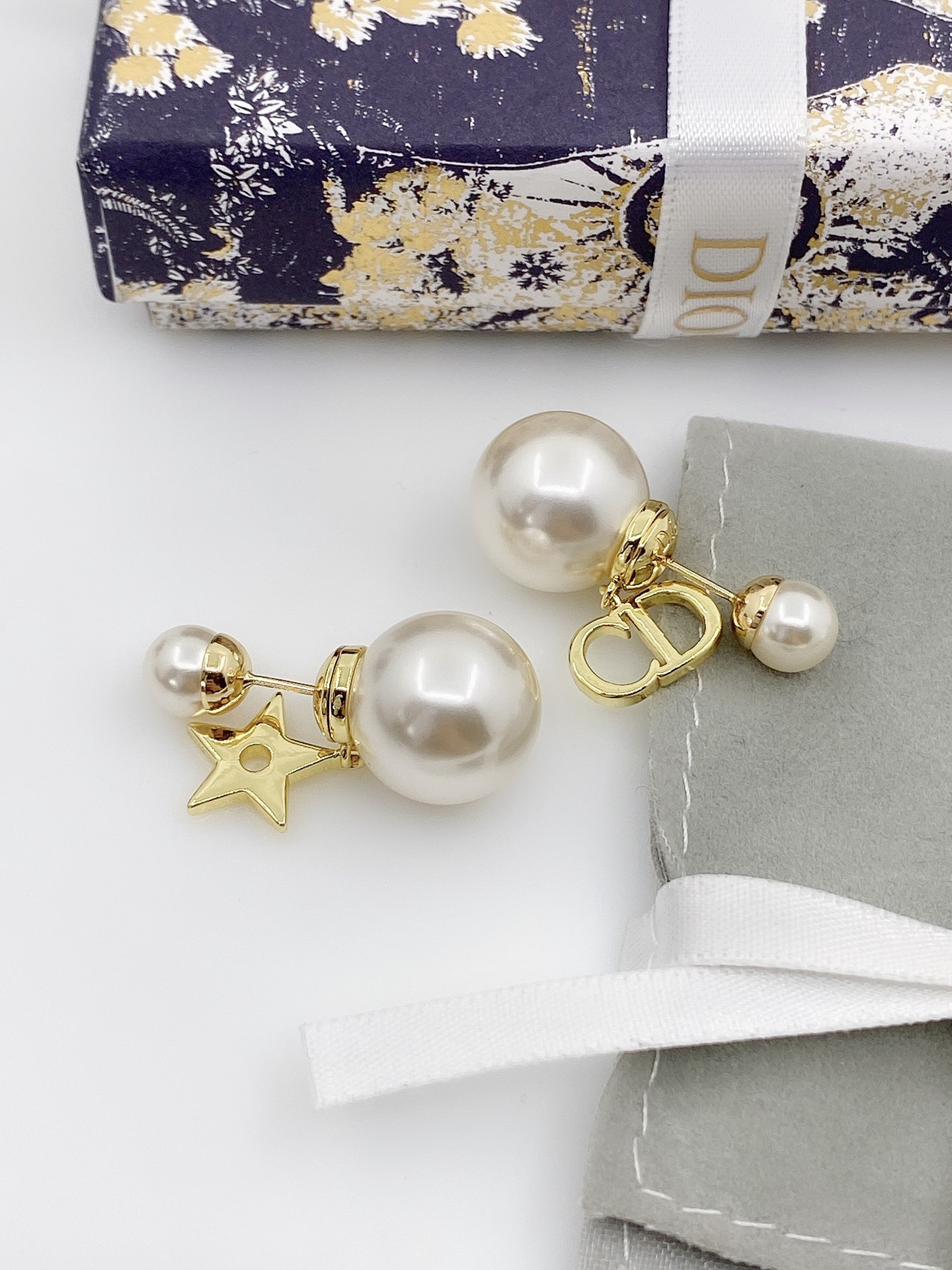 TOP Christian Dior CD Pearl Letter Earrings - Gold